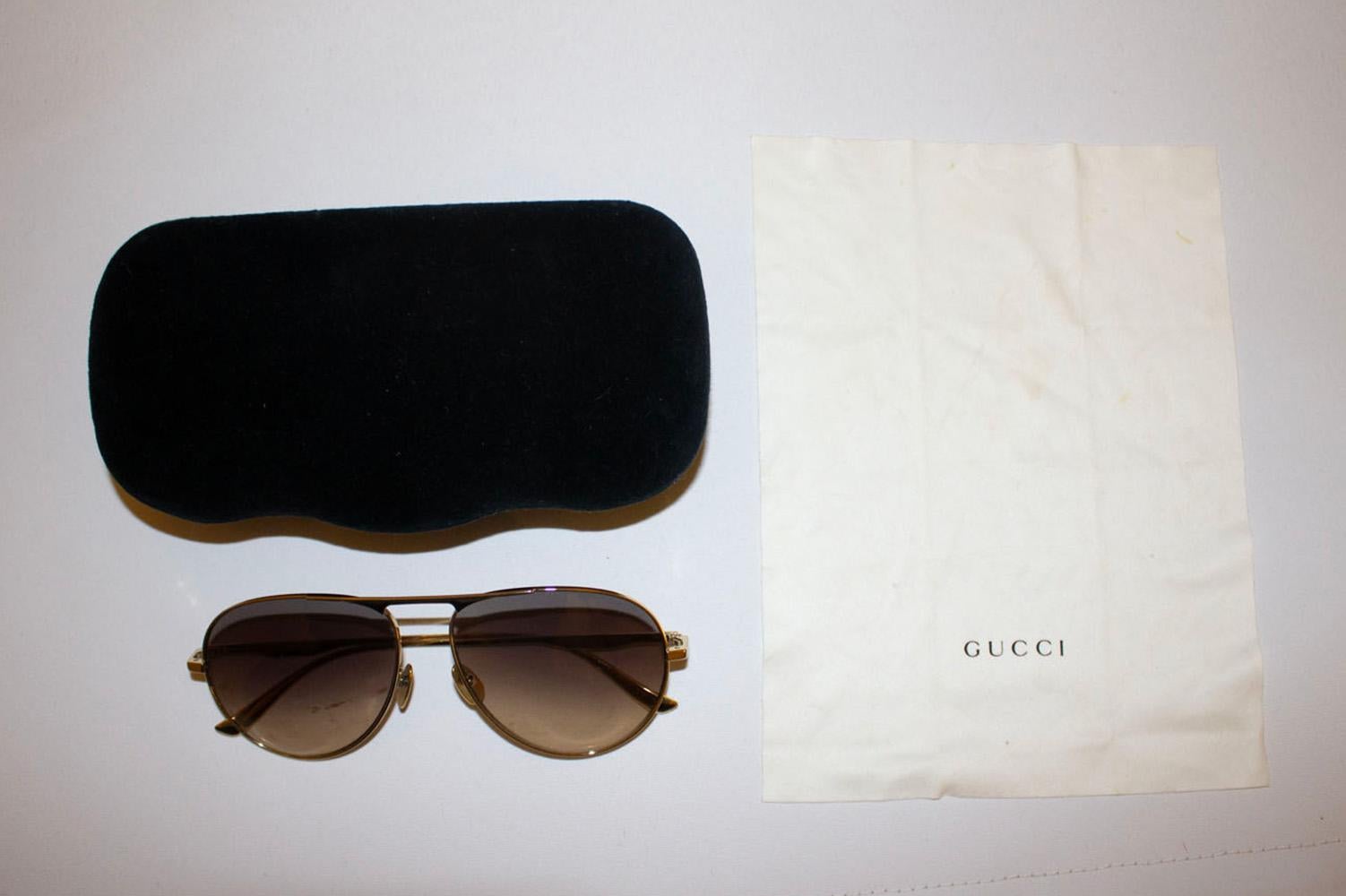 Gucci Gold Aviator Style Sunglasses In Excellent Condition For Sale In London, GB
