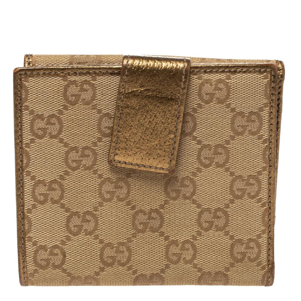 Accessorizing gets a new avatar with this gorgeous wallet from Gucci. Store your essentials effortlessly in this sturdy GG canvas and leather compact wallet. Be bold and stylish with this gold & beige wallet.

