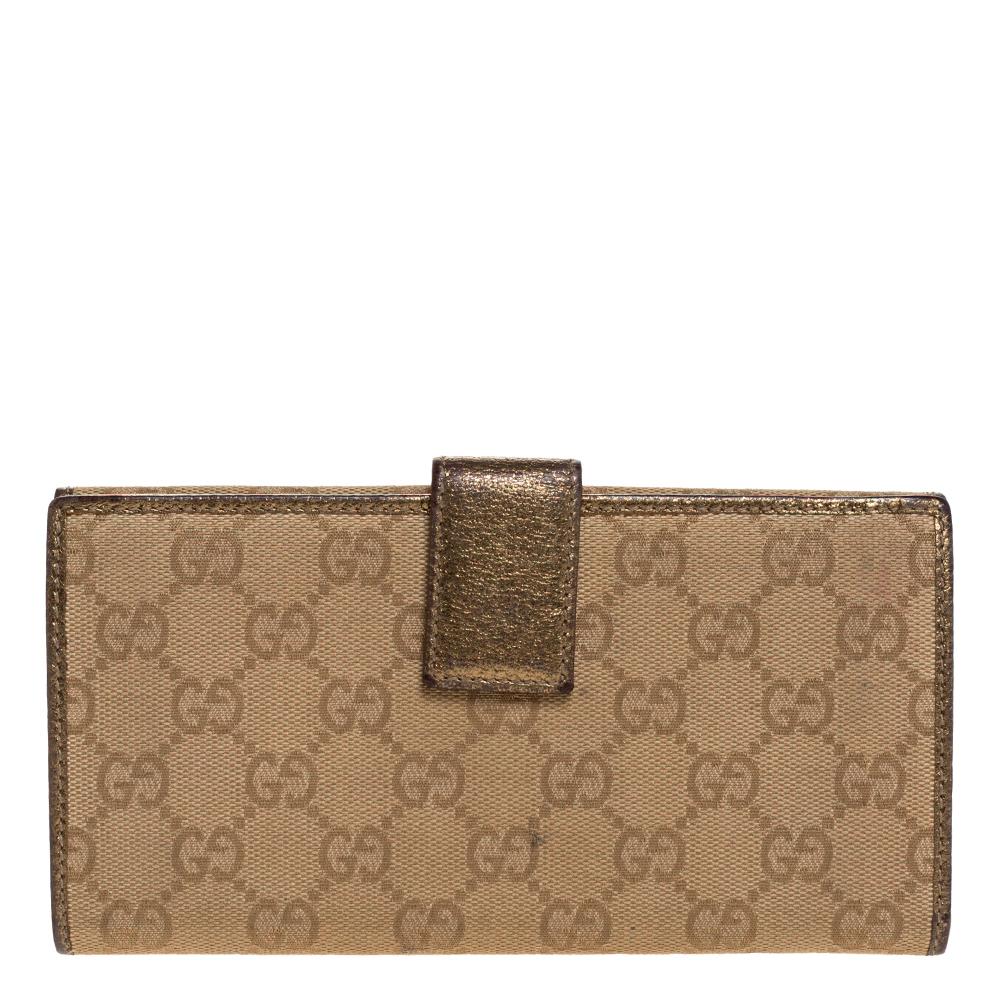 Here is a handy wallet by Gucci that is slender and sophisticated. With GG canvas & leather in beige & gold, the wallet features posh gold-tone hardware. The interiors of the wallet come with glittery gold leather lining. With card slots and flat