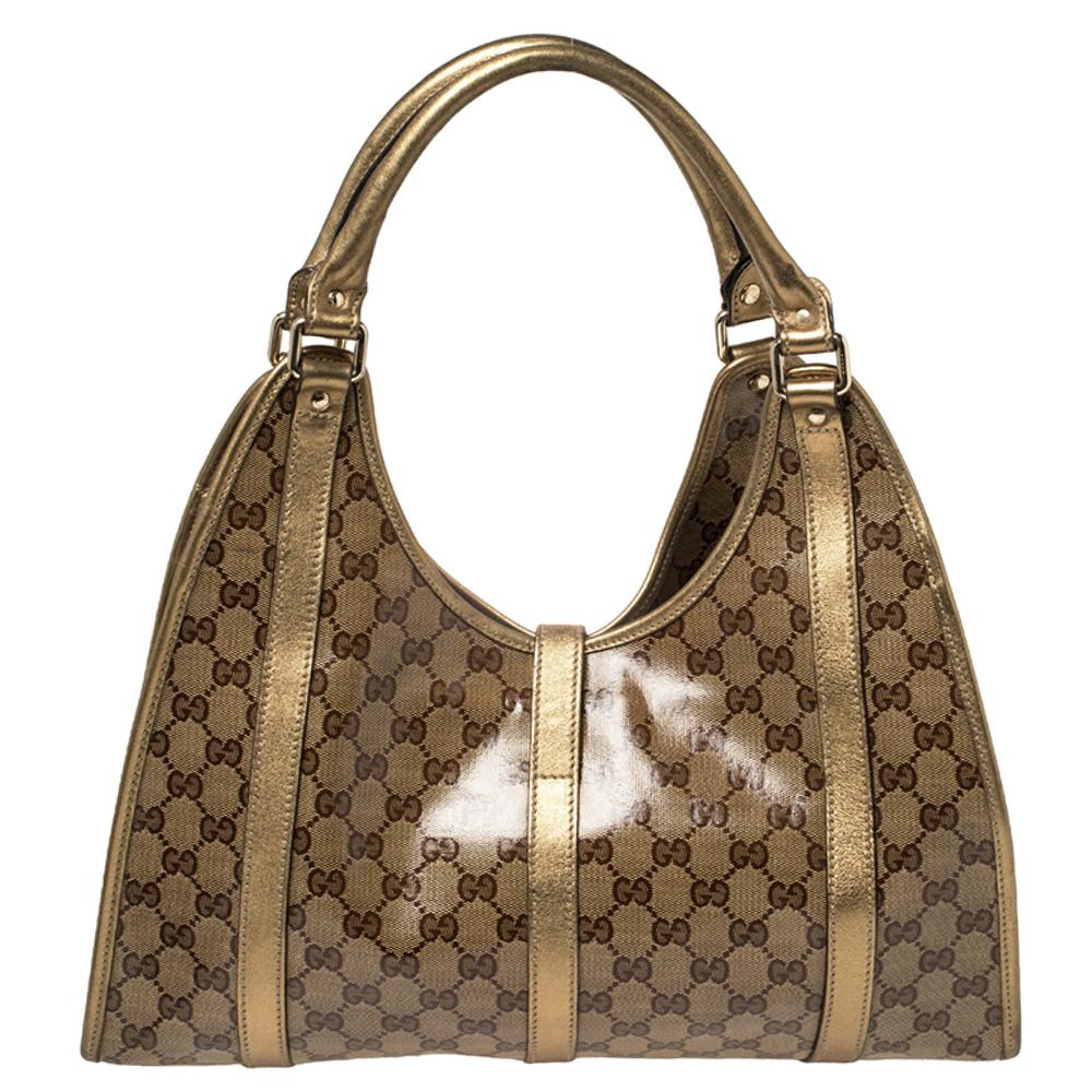 Diese schlichte und modern gestaltete Ledertasche besticht durch ihre strukturierte Form. Der Innenraum ist mit Canvas gefüttert, was die Tasche sehr strapazierfähig und funktionell macht. Diese zeitlose Gucci Kreation ist aus GG Crystal Canvas und