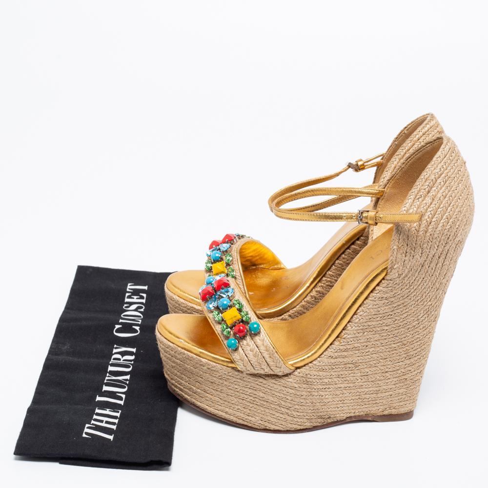 Gucci Gold/Beige Jute And Leather Carolina Wedge Sandals Size 36 In Good Condition For Sale In Dubai, Al Qouz 2