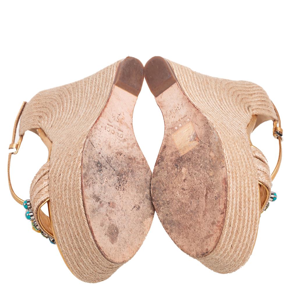 Gucci Sandalias de cuña Carolina de yute y piel doradas/beiges talla 36.5 en Bueno Estado en Dubai, Al Qouz 2