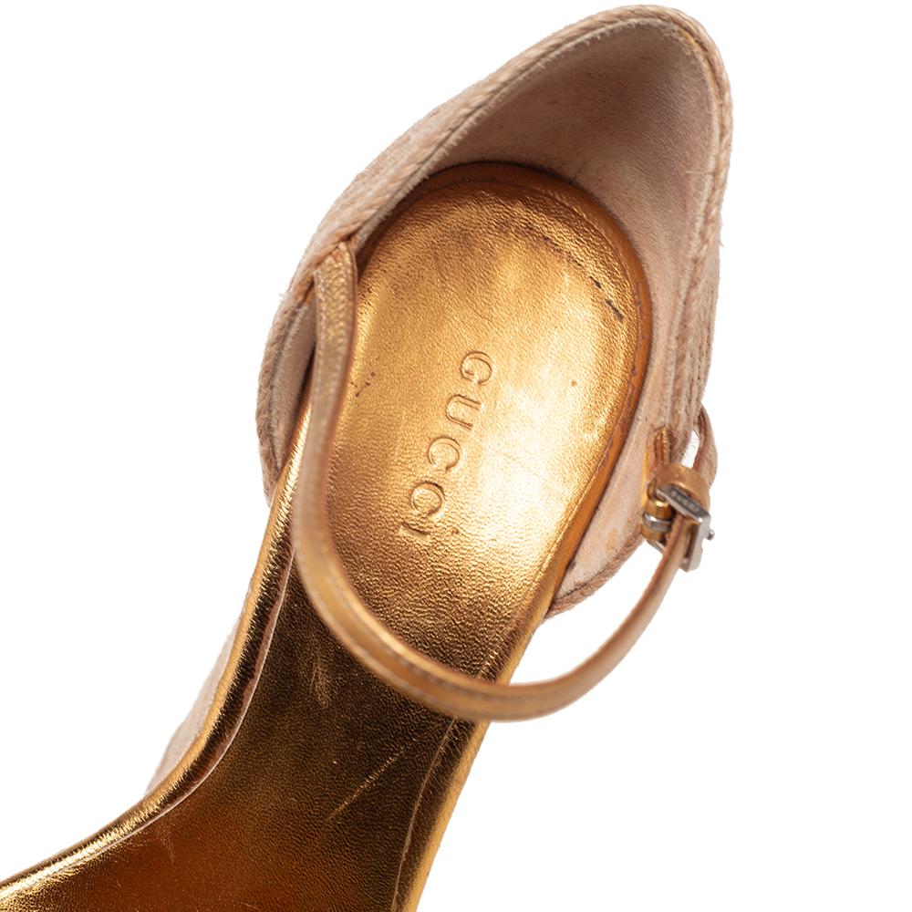 Gucci Gold/Beige Jute and Leather Carolina Wedge Sandals Size 36.5 In Good Condition In Dubai, Al Qouz 2