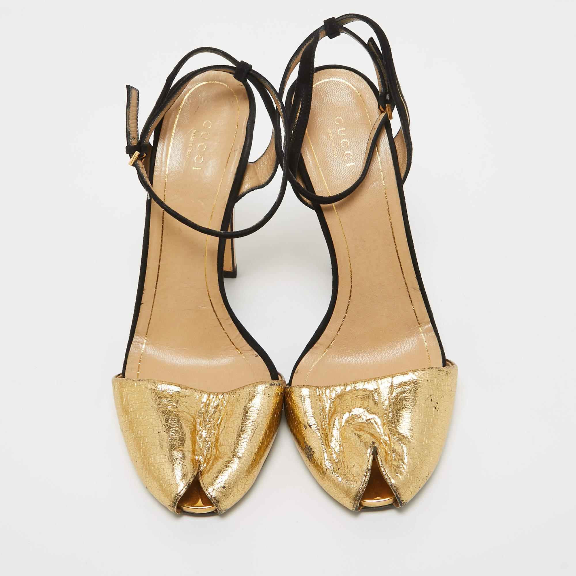 Gucci Gold/Schwarze Sandalen aus Leder und Wildleder mit Knöchelriemen Größe 40 im Zustand „Relativ gut“ im Angebot in Dubai, Al Qouz 2