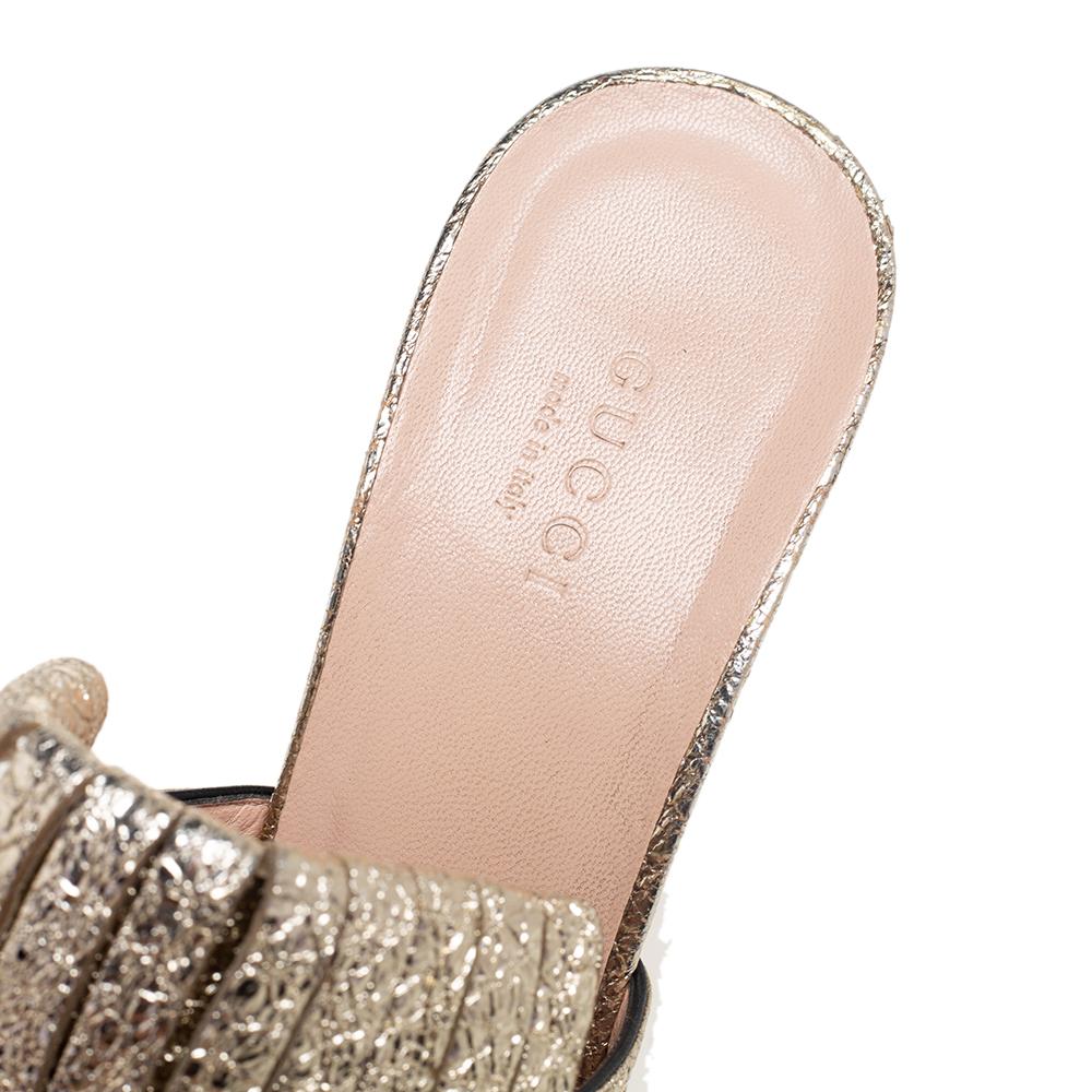 Gucci Gold Crackle Leather GG Marmont Fringed Slide Sandals Size 39 In Good Condition In Dubai, Al Qouz 2