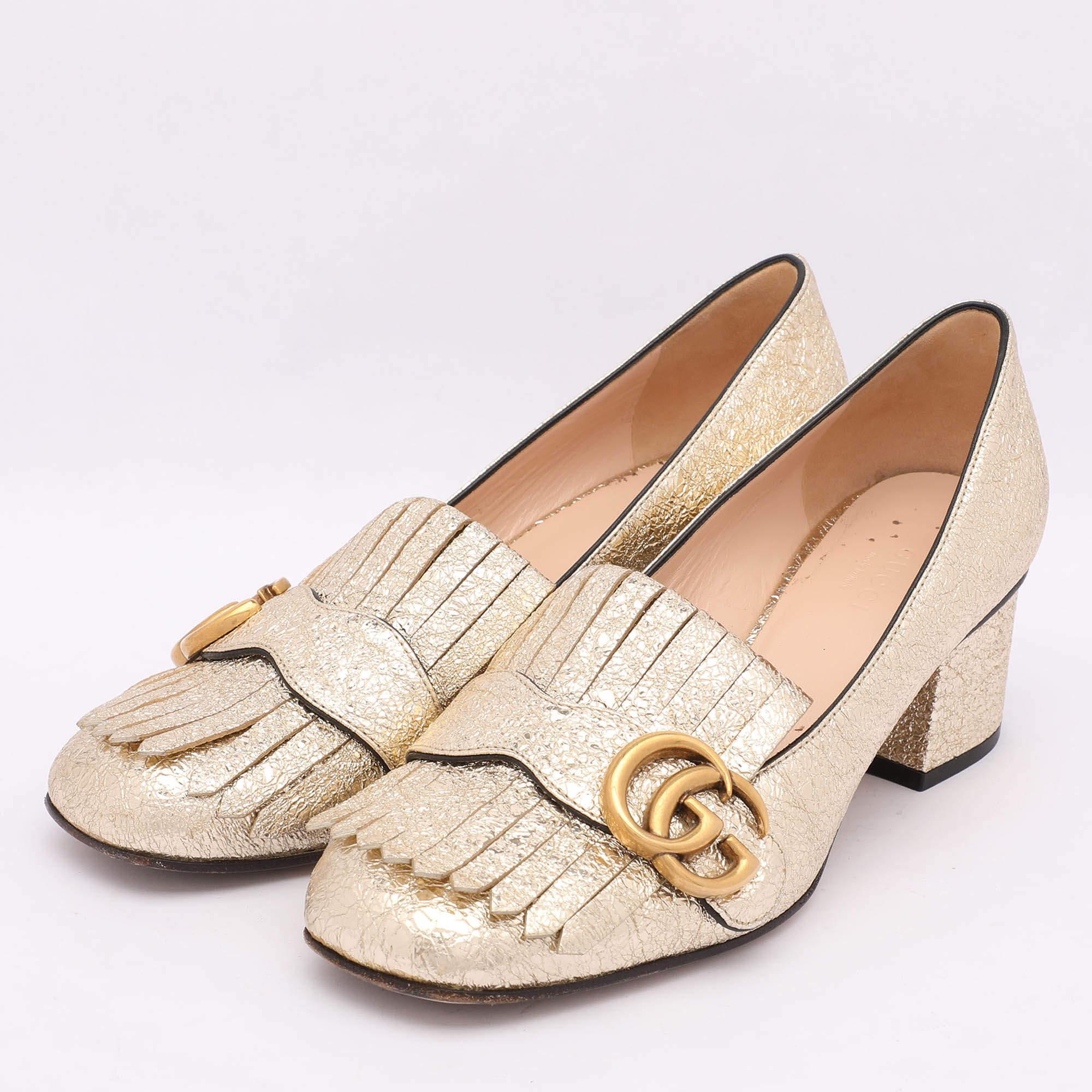 Absolutely on trend and easy to flaunt this pair of pumps by Gucci is a true stunner. Theyve been crafted from gold crinkled leather and styled with folded fringes and the brands signature GG on the uppers. Square toes and a set of block heels