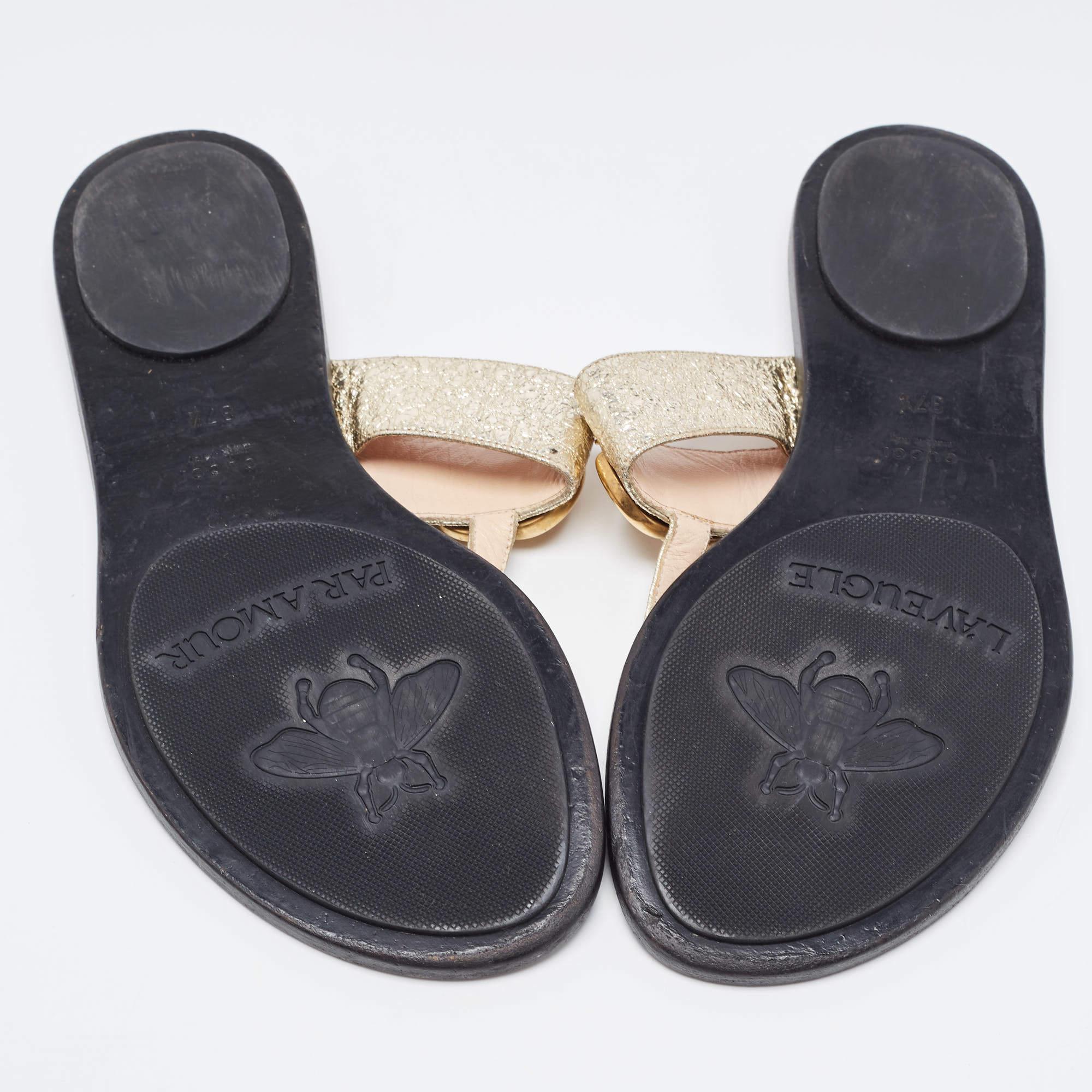 Gucci Gold Crinkled Leather GG Marmont Thong Flats Size 37.5 In Good Condition In Dubai, Al Qouz 2
