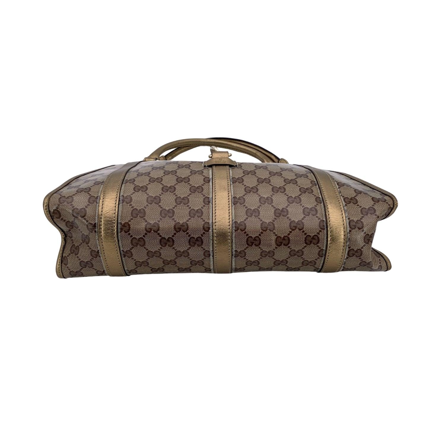 Entdecken Sie die zeitlose Eleganz von Gucci mit der Bardot Hobo, einer perfekten Mischung aus eleganter Raffinesse und modernem Flair. Diese Hobo Bag ist aus dem kultigen braun-beigen GG Kristall-Canvas gefertigt und wird durch luxuriöse goldene