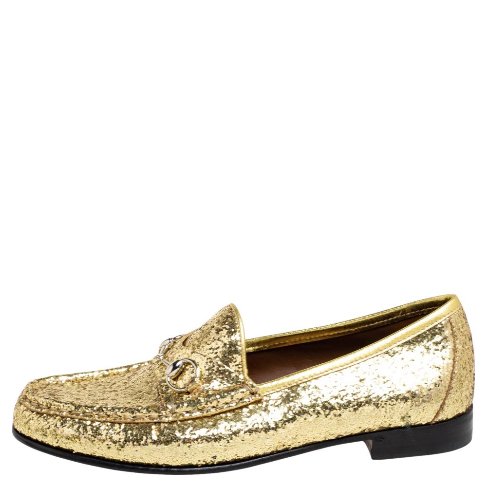 Rock these glitter loafers from the house of Gucci for an eye-catching look. Made from glitter, these loafers are decorated with the iconic horse bit detailing and finished with neat edges giving it a refined look.
