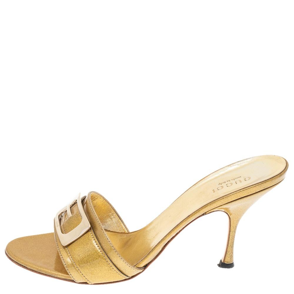 Effortlessly keep your dressing choices in trend by wearing these sandals from Gucci. Lined with leather and made using gold glitter, these chic sandals are the best option for evening wear. The upper of these sandals are accentuated with gold-toned