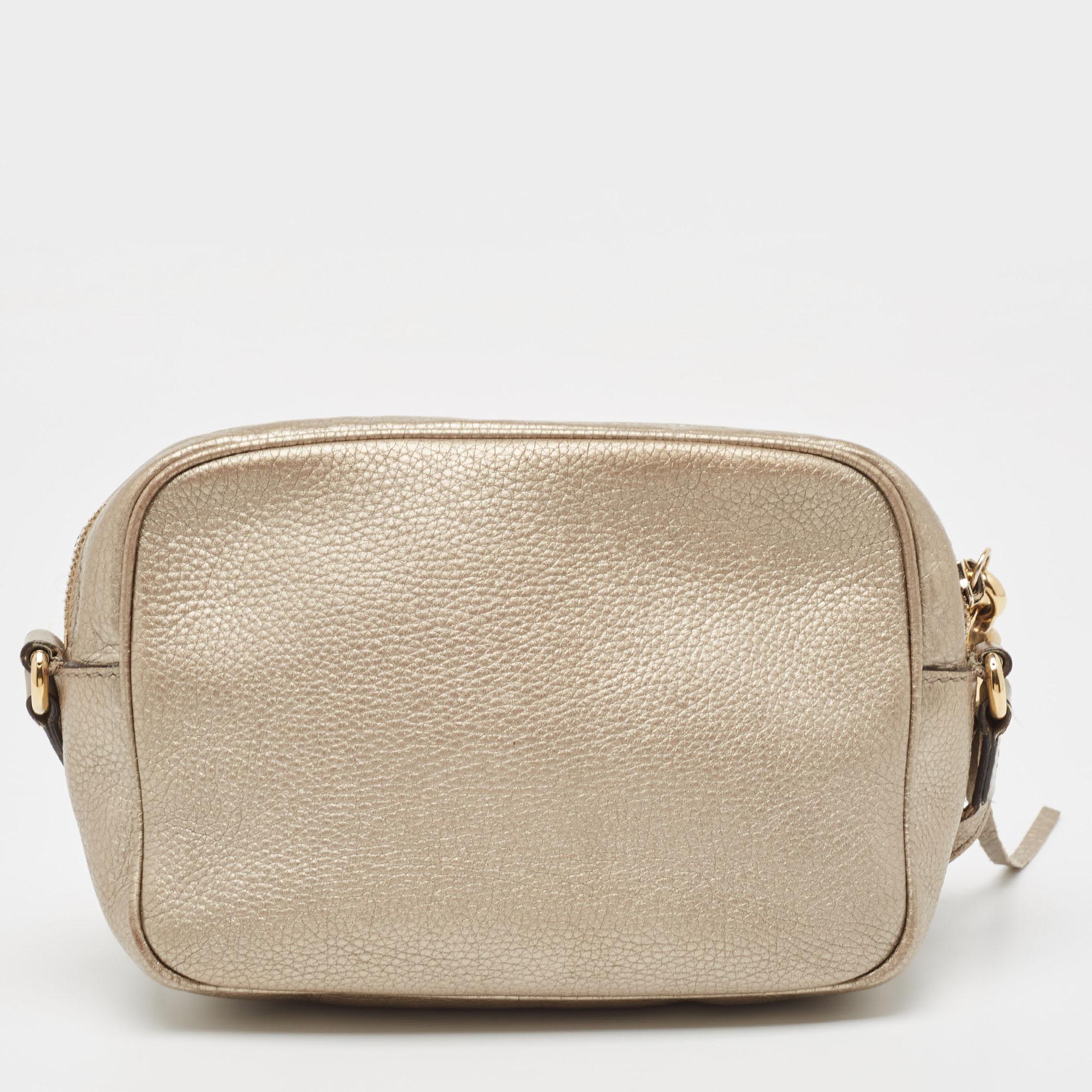 Express your personal style with this high-end crossbody bag. Crafted from quality materials, it has been added with fine details and is finished perfectly. It features a well-sized interior.

