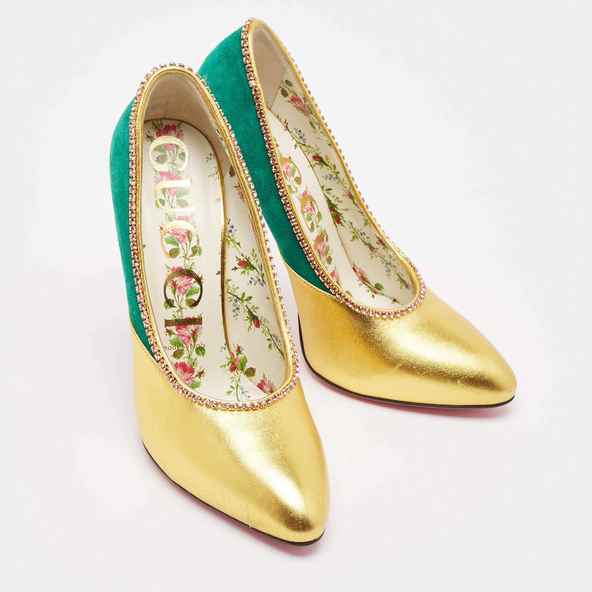 Bombas Gucci doradas/verdes de ante y piel con adornos de cristal talla 37 en Excelente estado para la venta en Dubai, Al Qouz 2