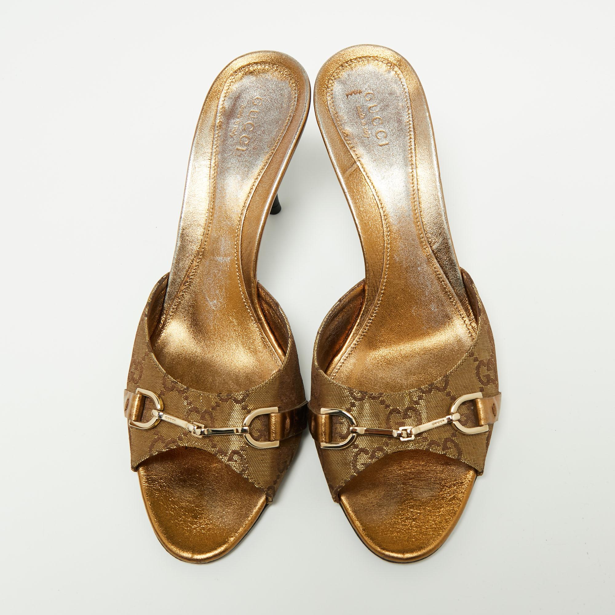 Covered with House motifs and precisely crafted, these slide sandals from Gucci will help you impart a sophisticated touch. They are made using gold Guccissima canvas on the exterior and show a gold-toned Horsebit accent on the front attached to