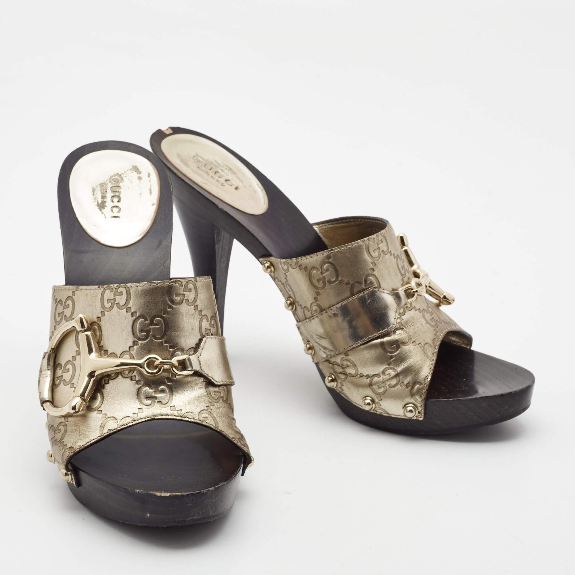 Gucci Gold Guccissima Leather Icon Bit Clogs Size 40 In Good Condition In Dubai, Al Qouz 2