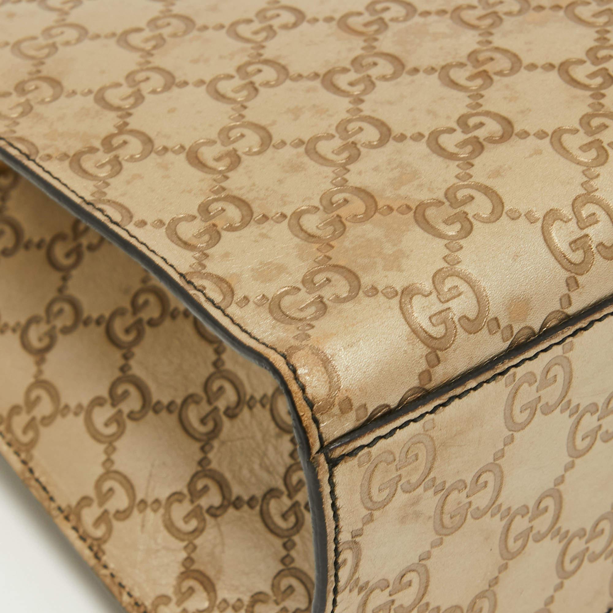Gucci - Grand sac à bandoulière en cuir doré Guccissima avec chaîne Emily en vente 5