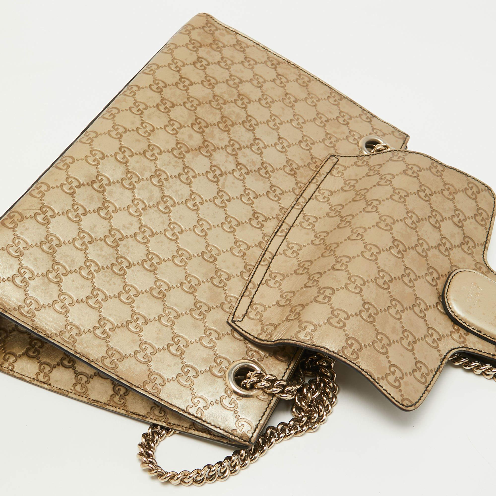 Gucci - Grand sac à bandoulière en cuir doré Guccissima avec chaîne Emily en vente 7