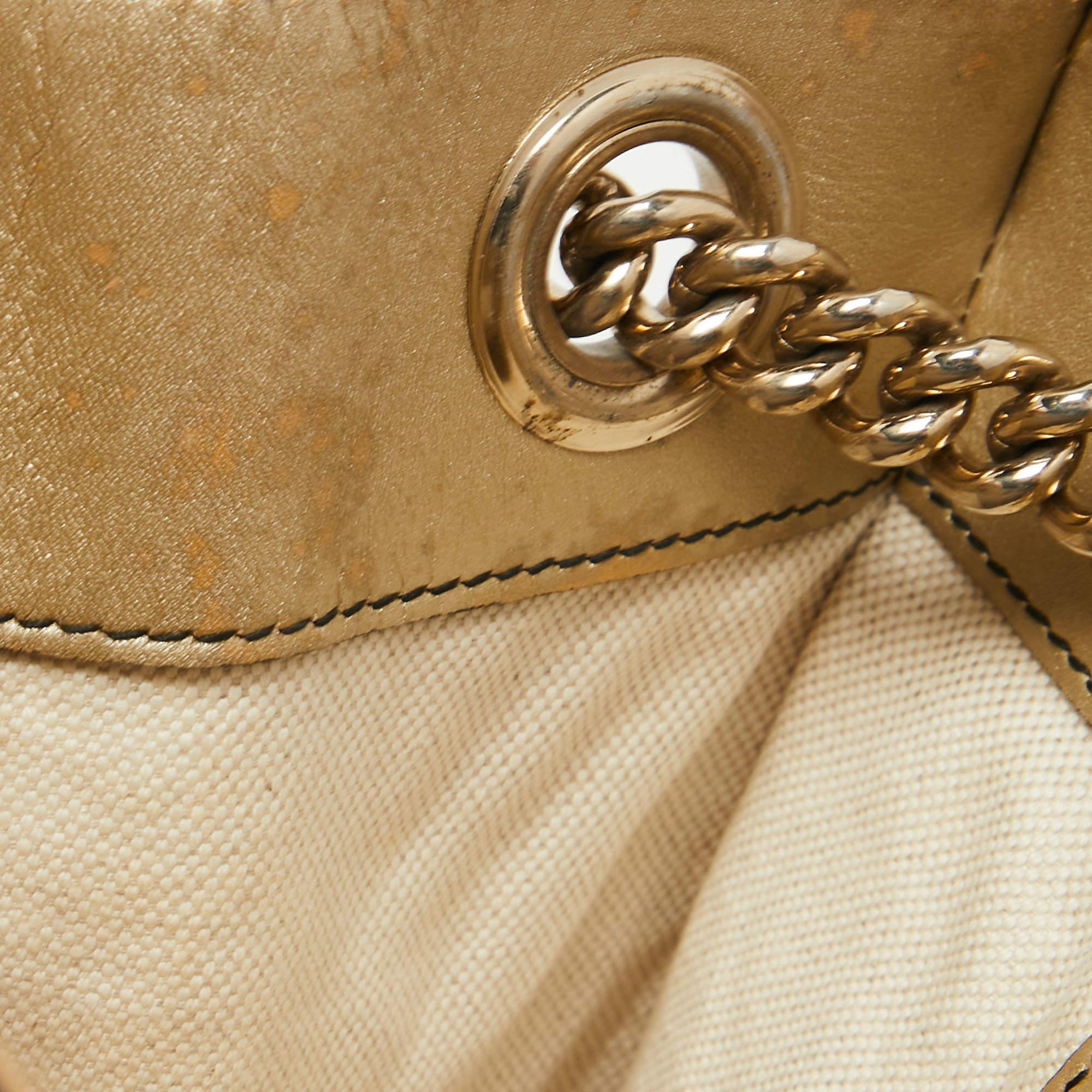 Gucci - Grand sac à bandoulière en cuir doré Guccissima avec chaîne Emily en vente 9