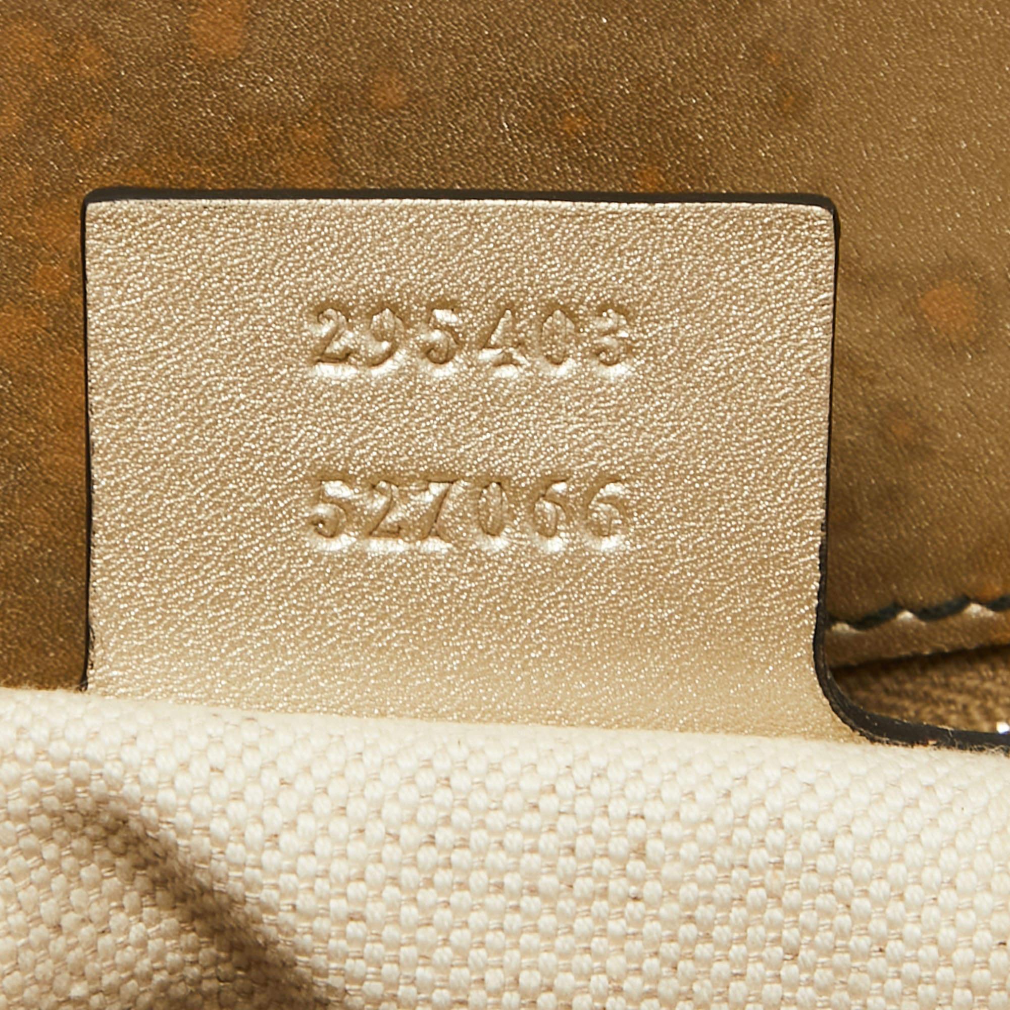 Gucci - Grand sac à bandoulière en cuir doré Guccissima avec chaîne Emily en vente 11