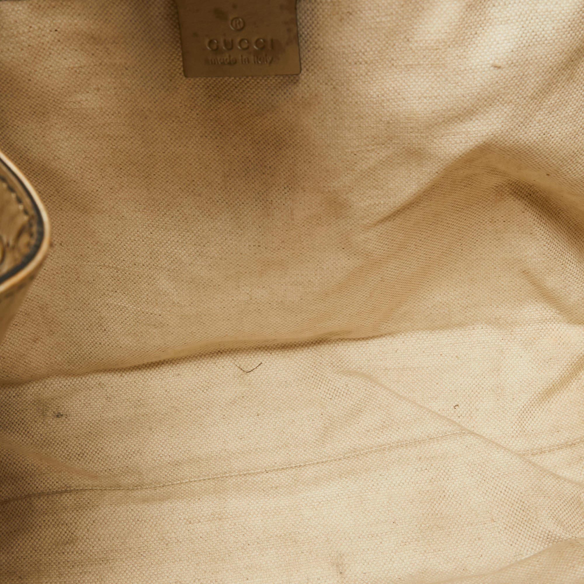 Gucci - Grand sac à bandoulière en cuir doré Guccissima avec chaîne Emily en vente 13