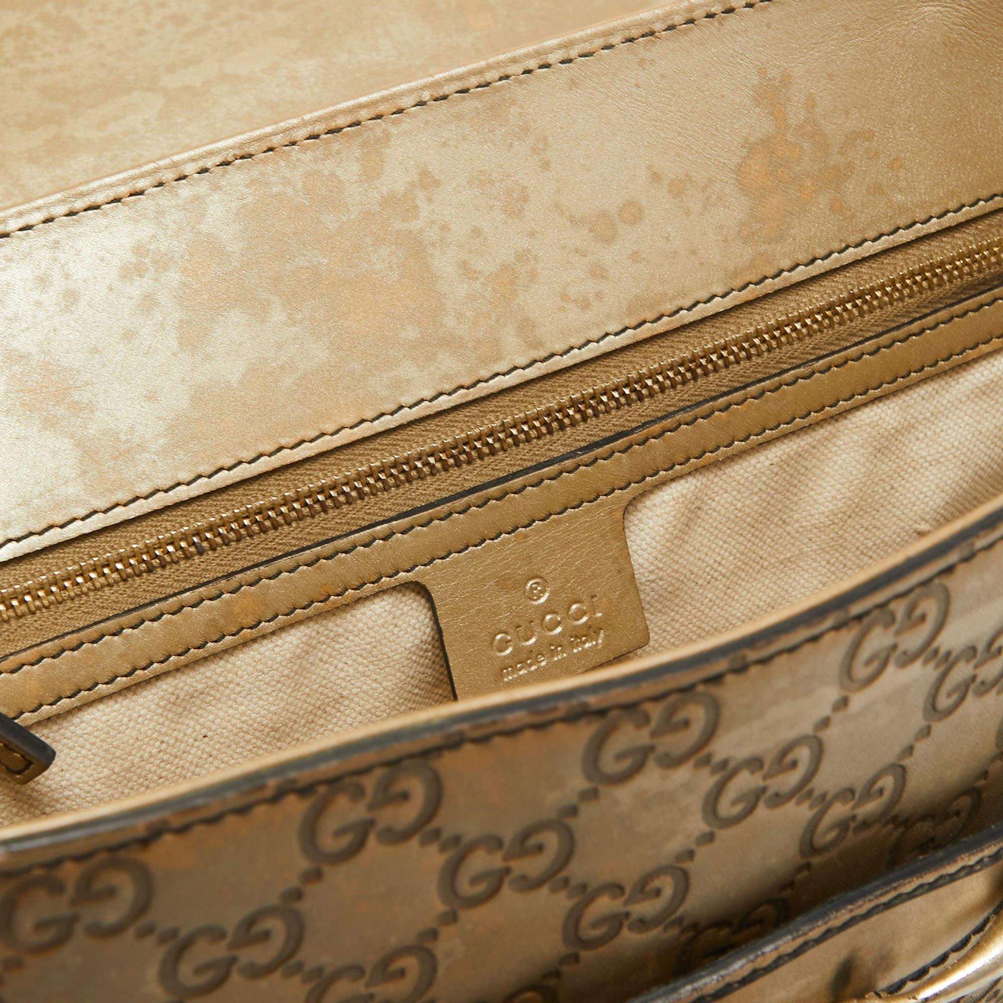 Gucci - Grand sac à bandoulière en cuir doré Guccissima avec chaîne Emily en vente 14