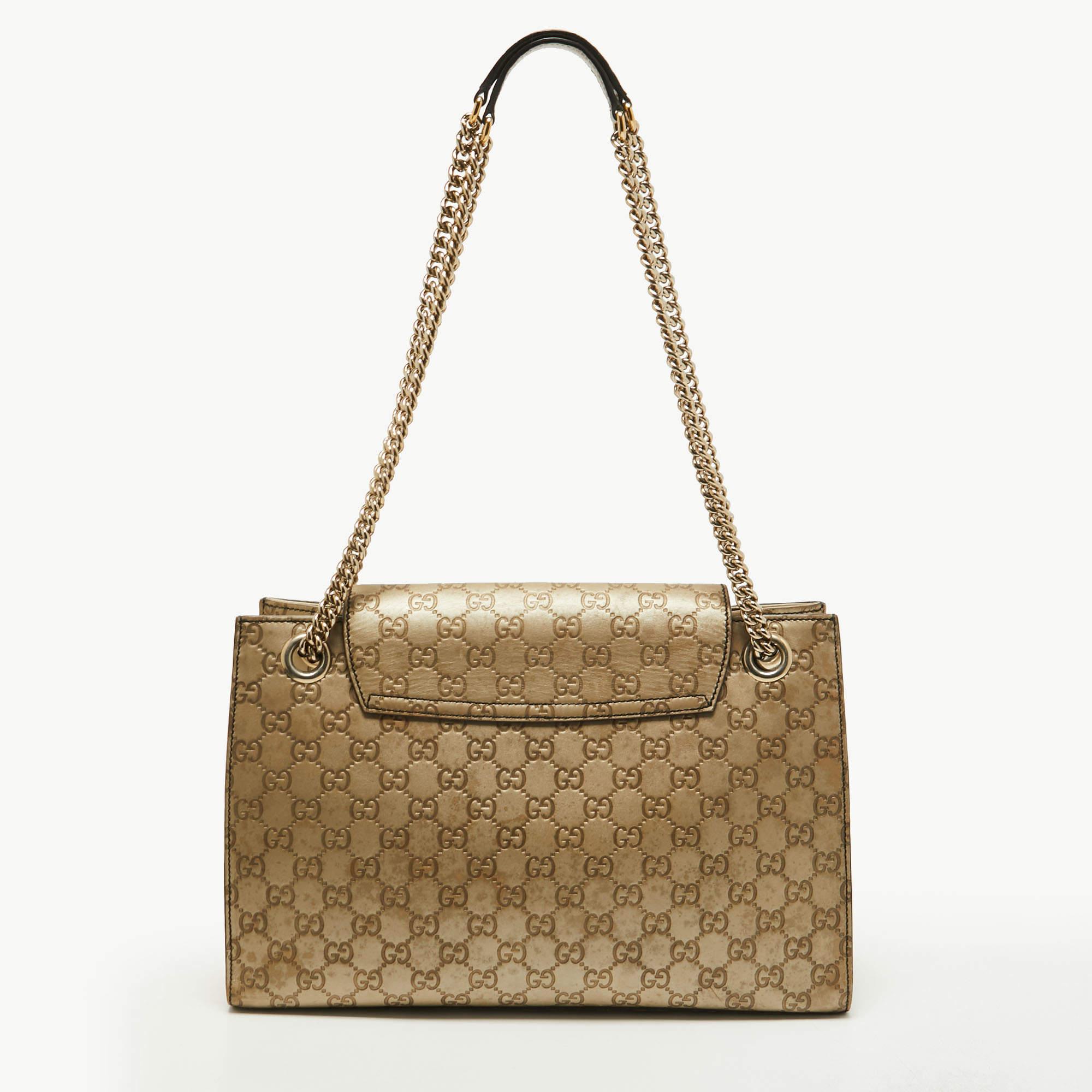 Die Handtaschen von Gucci sind nicht nur gut verarbeitet, sondern auch wegen ihrer hohen Attraktivität sehr begehrt. Diese Emily Chain Umhängetasche ist wie alle Kreationen von Gucci fabelhaft und schrankwürdig. Sie wurde aus Guccissima-Leder