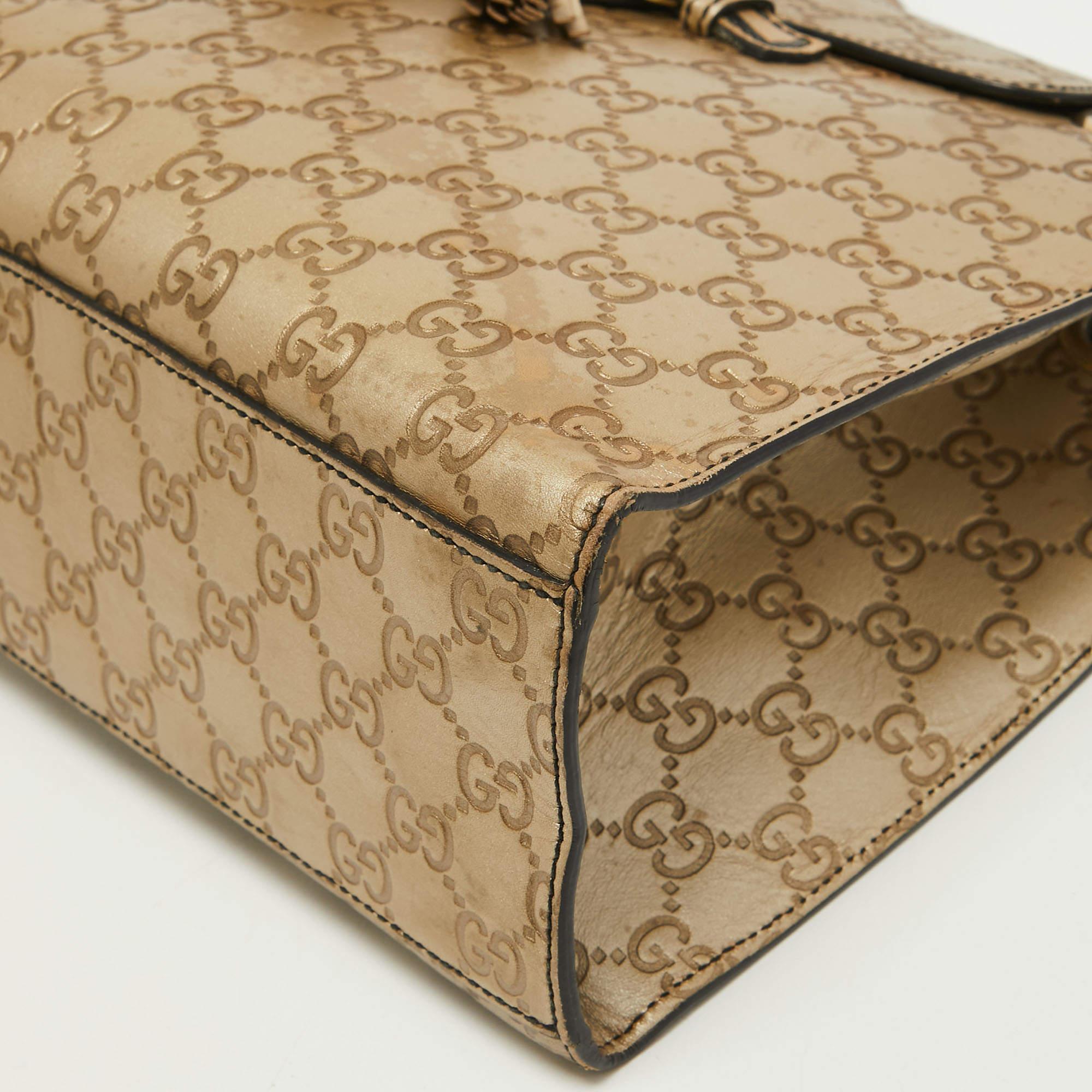 Gucci - Grand sac à bandoulière en cuir doré Guccissima avec chaîne Emily en vente 1