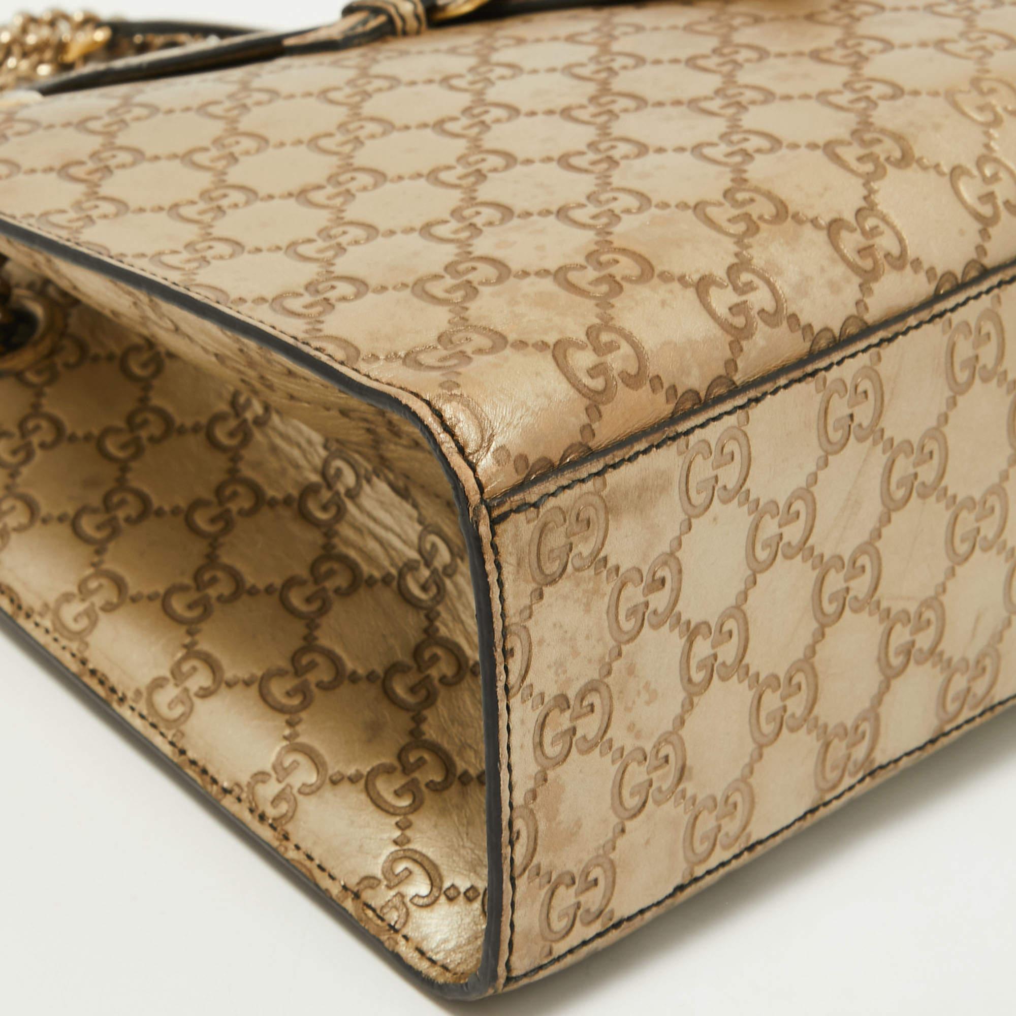 Gucci - Grand sac à bandoulière en cuir doré Guccissima avec chaîne Emily en vente 2