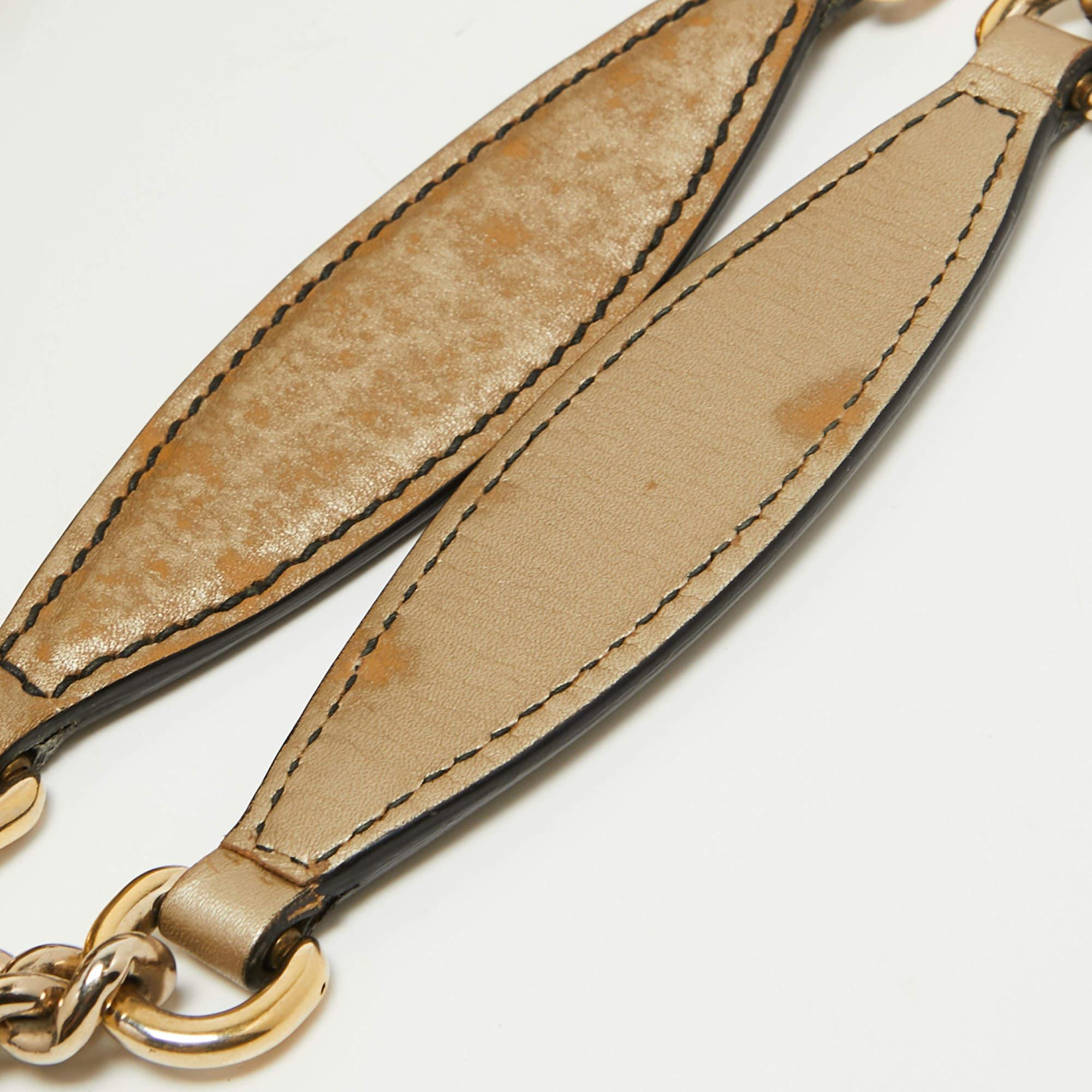 Gucci - Grand sac à bandoulière en cuir doré Guccissima avec chaîne Emily en vente 3