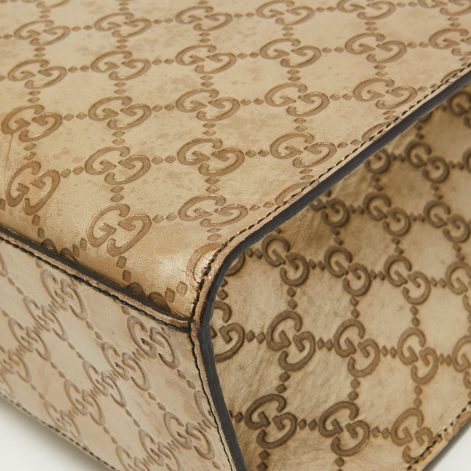Gucci - Grand sac à bandoulière en cuir doré Guccissima avec chaîne Emily en vente 4
