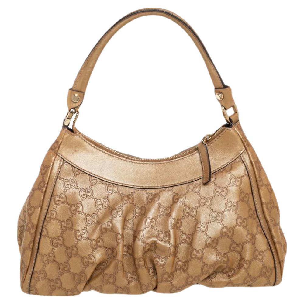 Gucci brings to you this amazing D Ring hobo that is smart and modern. Made in Italy, this gold hobo is crafted from classic Guccissima leather and features a single top handle. The top zipper reveals a fabric-lined interior with enough space to