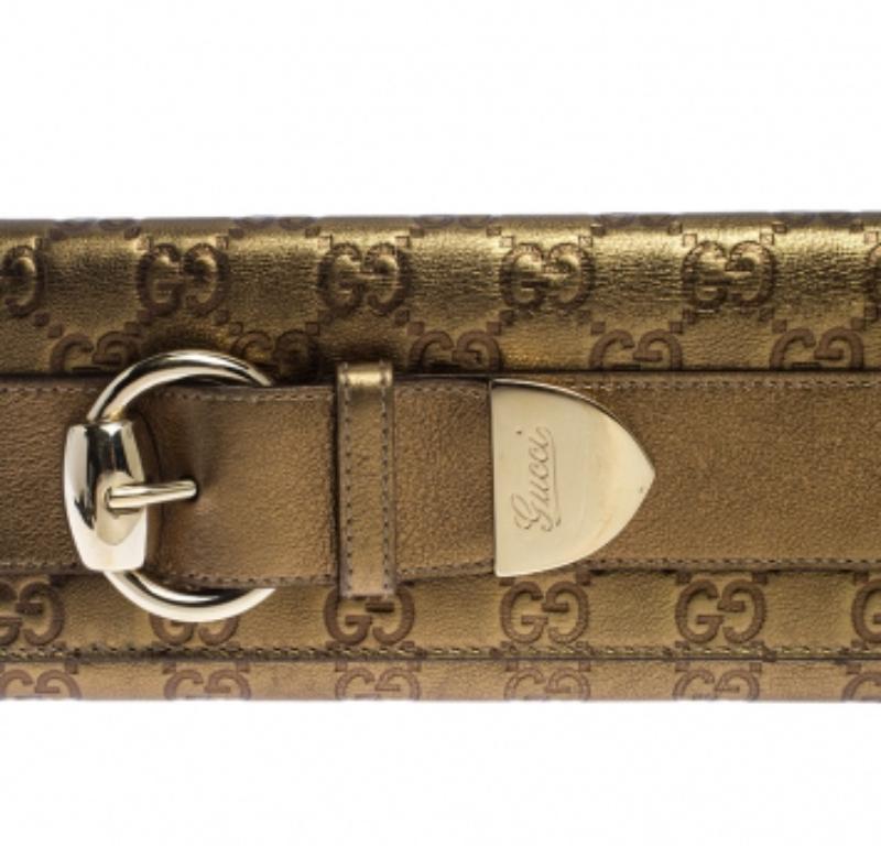 The legacy of Guccio Gucci continues with stylish products from the label such as this clutch. It features the iconic Guccisima leather and is accented with a gold buckle and leather trim on the front flap. Its magnetic snap closure opens to a lined
