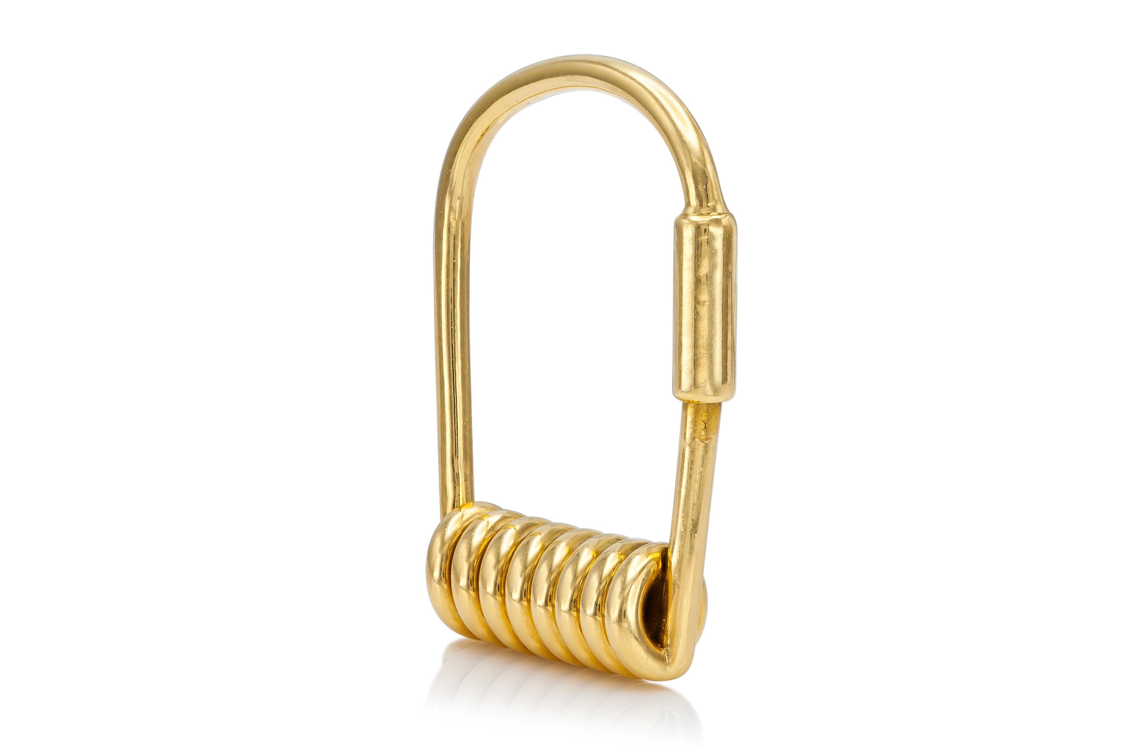 Finely crafted in 18k yellow gold.
Signed by Gucci
1 1/2 x 1 inch