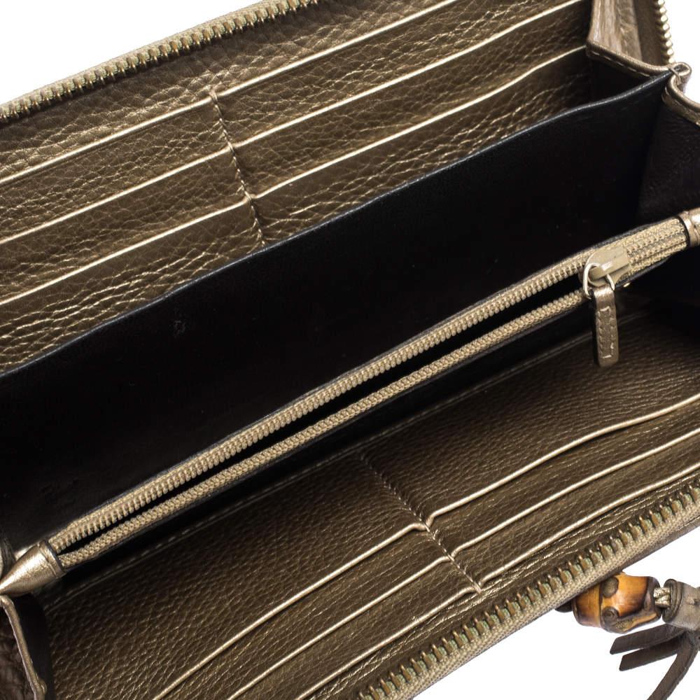 Progettato per assisterti al meglio  questo portafoglio Gucci è realizzato in pelle e presenta una cerniera a tre vie e nappe in bambù. È dotato di più scomparti e di una tasca con zip per i tuoi contanti e le tue carte.