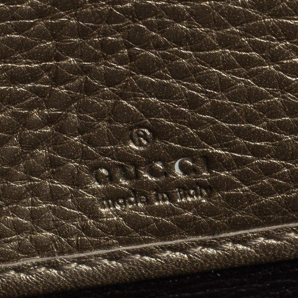 Gucci Portafoglio in pelle oro con fiocco di nappe e zip intorno al portafoglio in vendita 3