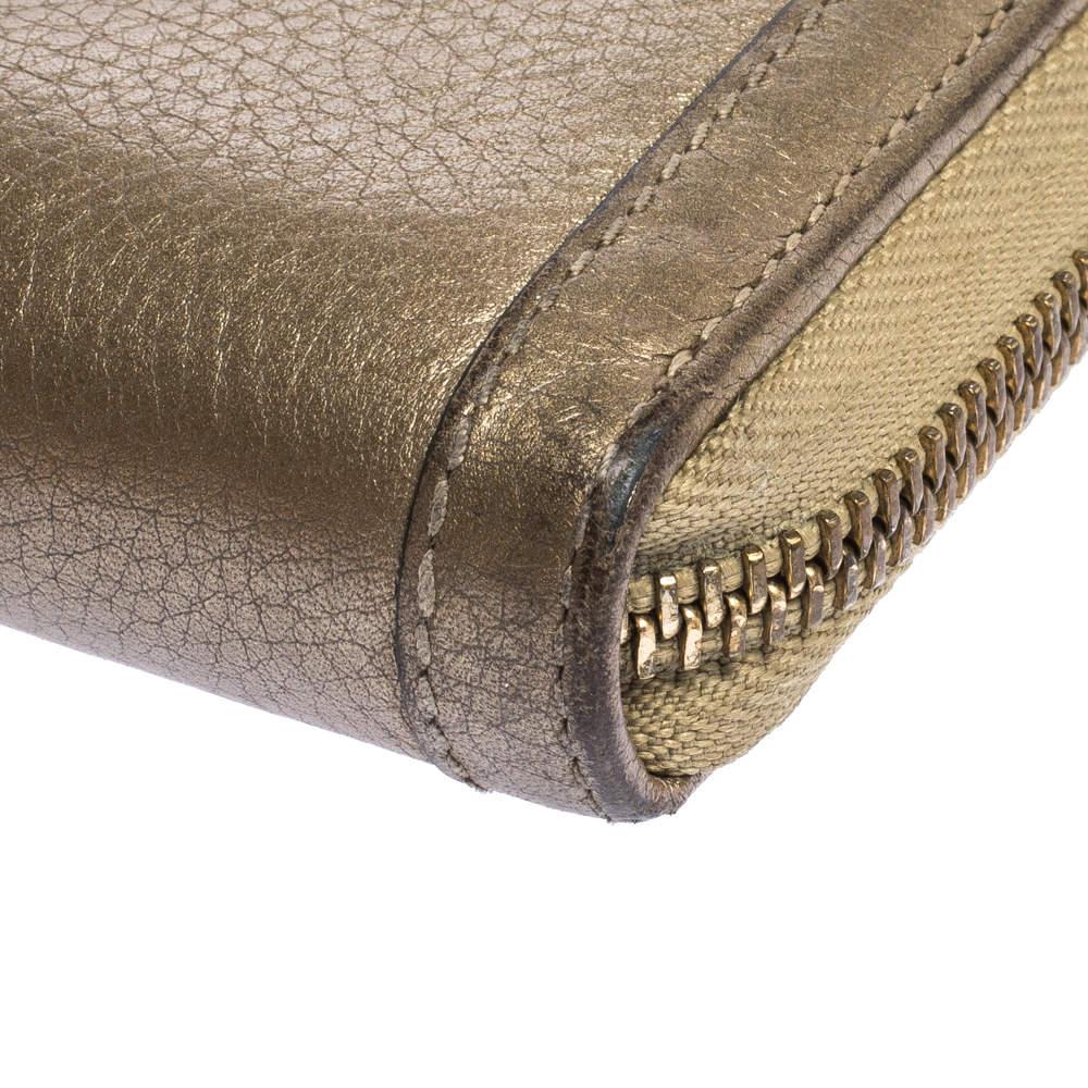 Gucci Portafoglio in pelle oro con fiocco di nappe e zip intorno al portafoglio in vendita 4