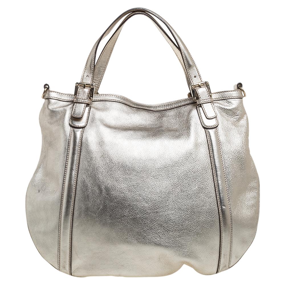 This Britt tote from Gucci is stylish and durable. Crafted from gold leather in Italy, this gorgeous number comes with a spacious fabric interior and the signature GG on the front. Complete with dual handles and a shoulder strap, this bag is ideal