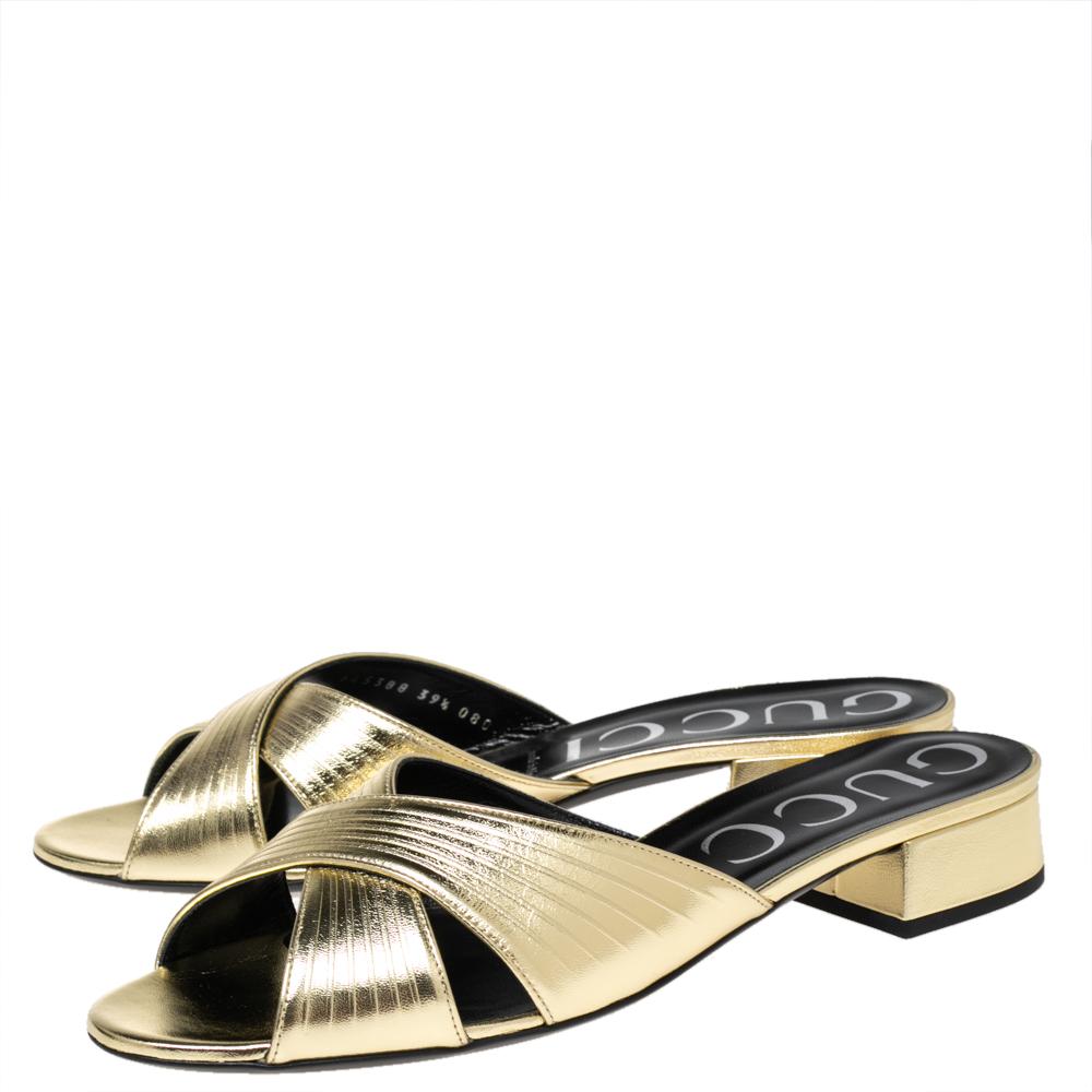 Gucci Gold Leather Crisscross Slide Sandals Size 39.5 In New Condition In Dubai, Al Qouz 2