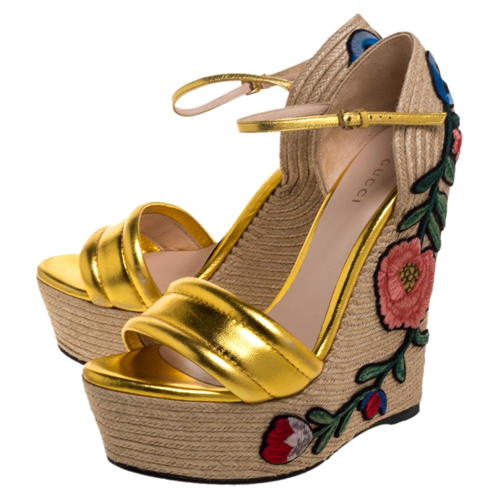 Gucci Gold Leather Floral Embroidered Espadrille Wedge Sandals Size 37.5 In Good Condition In Dubai, Al Qouz 2