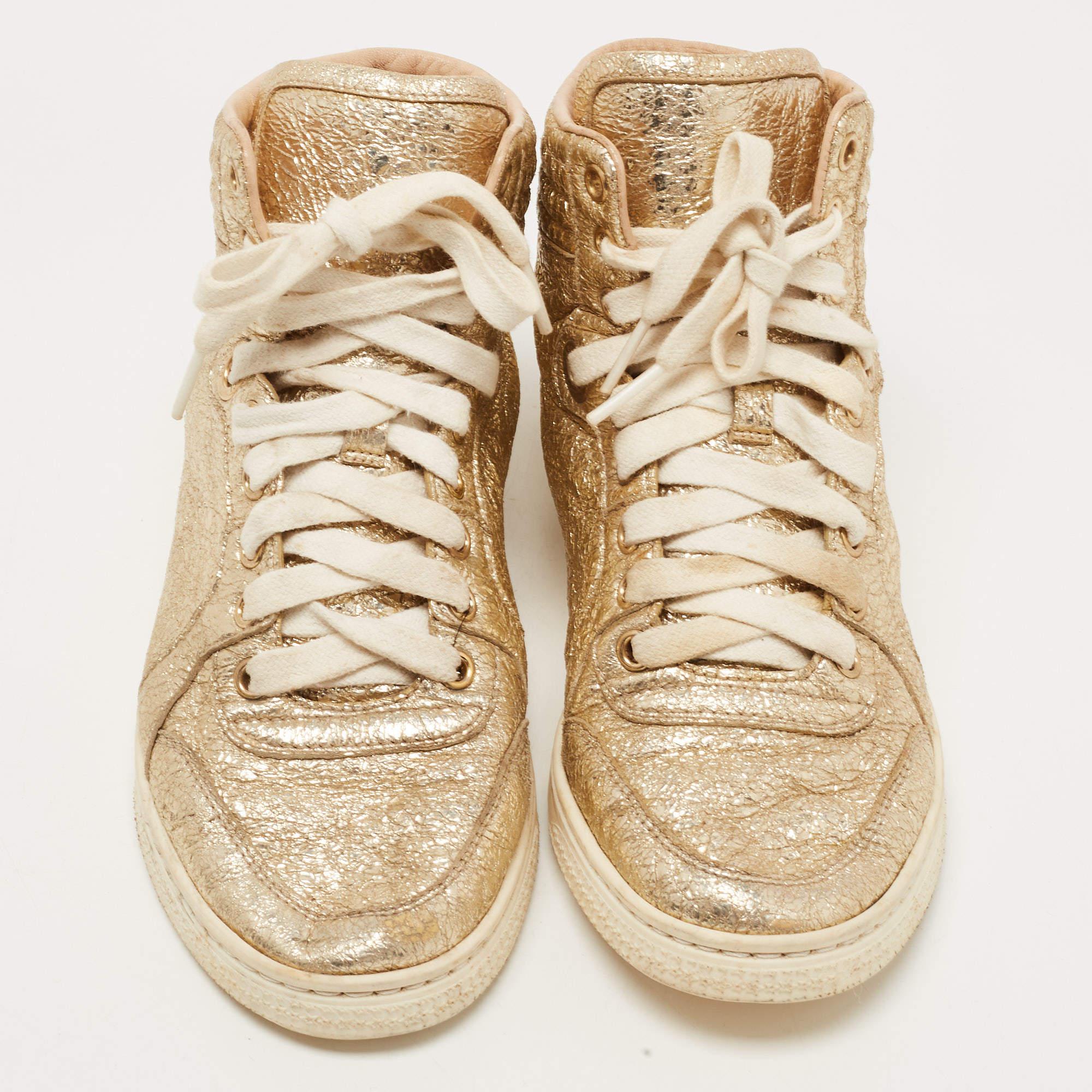 Gucci Gold Leather High Top Sneakers Size 35 In Good Condition For Sale In Dubai, Al Qouz 2