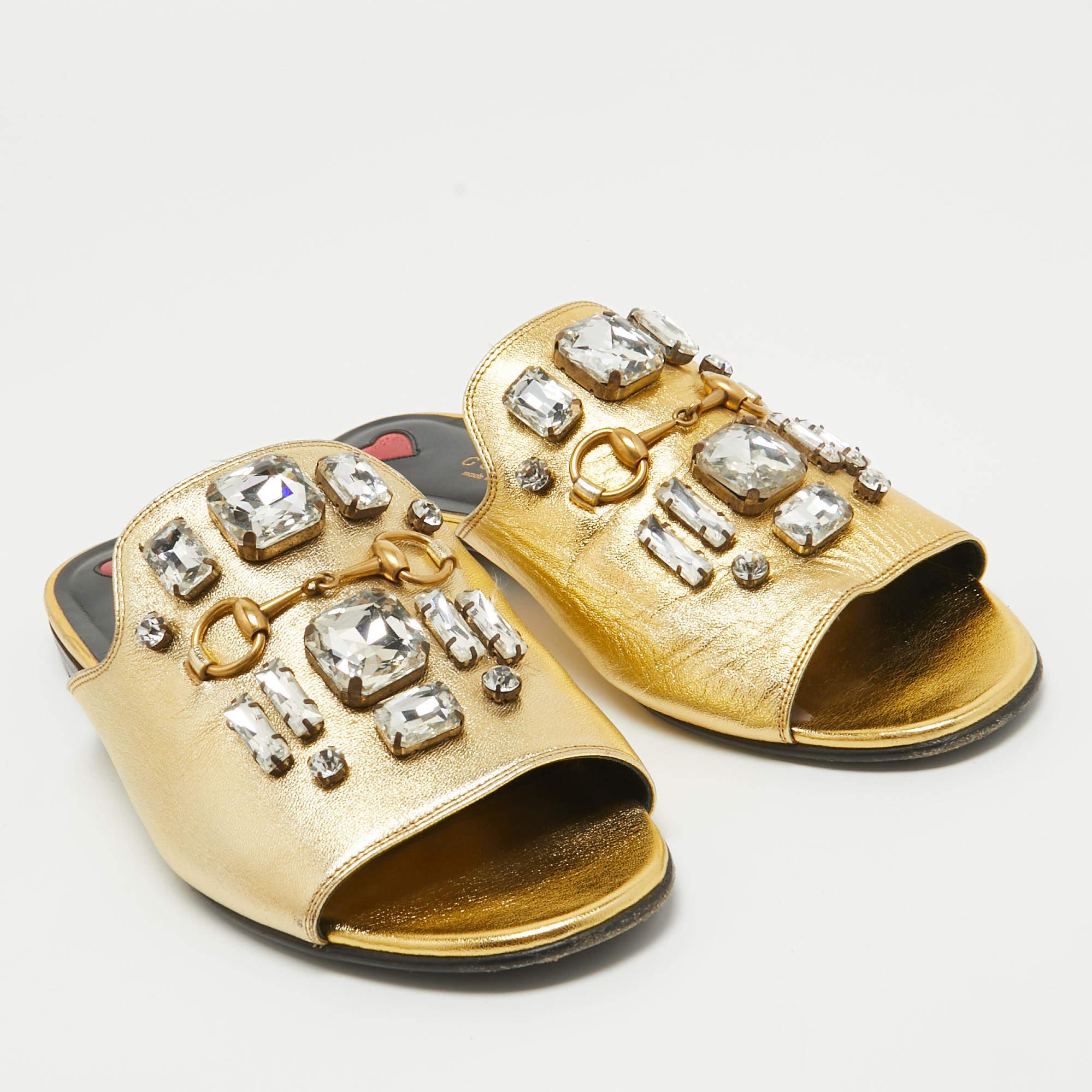 Gucci Gold Leather Horsebit Crystal Embellished Flat Slides Size 39 In Good Condition For Sale In Dubai, Al Qouz 2