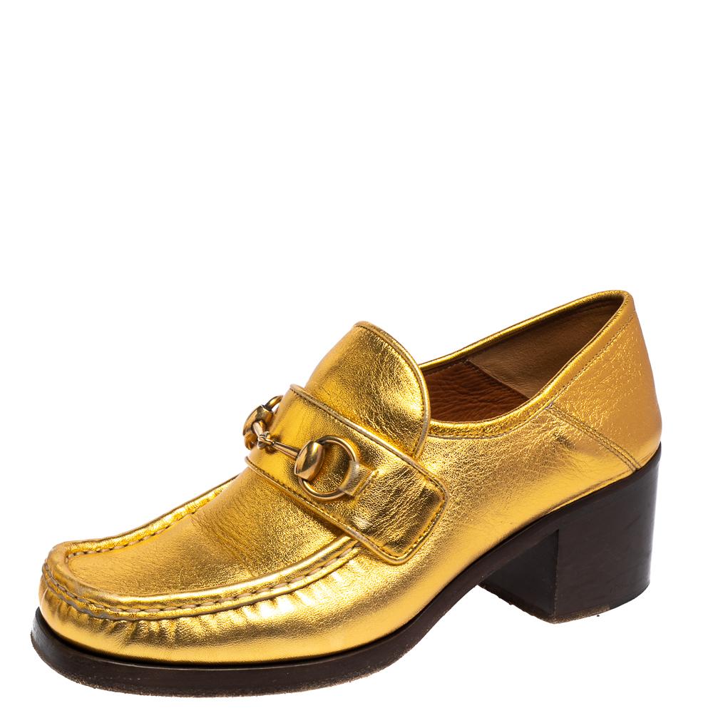 There is nothing more comfortable and stylish than a pair of loafer pumps like these Gucci ones. Fashioned in a neat silhouette, this pair has a gold-hued leather body and comes with the signature Horsebit detail at the vamps. It is finished with 6
