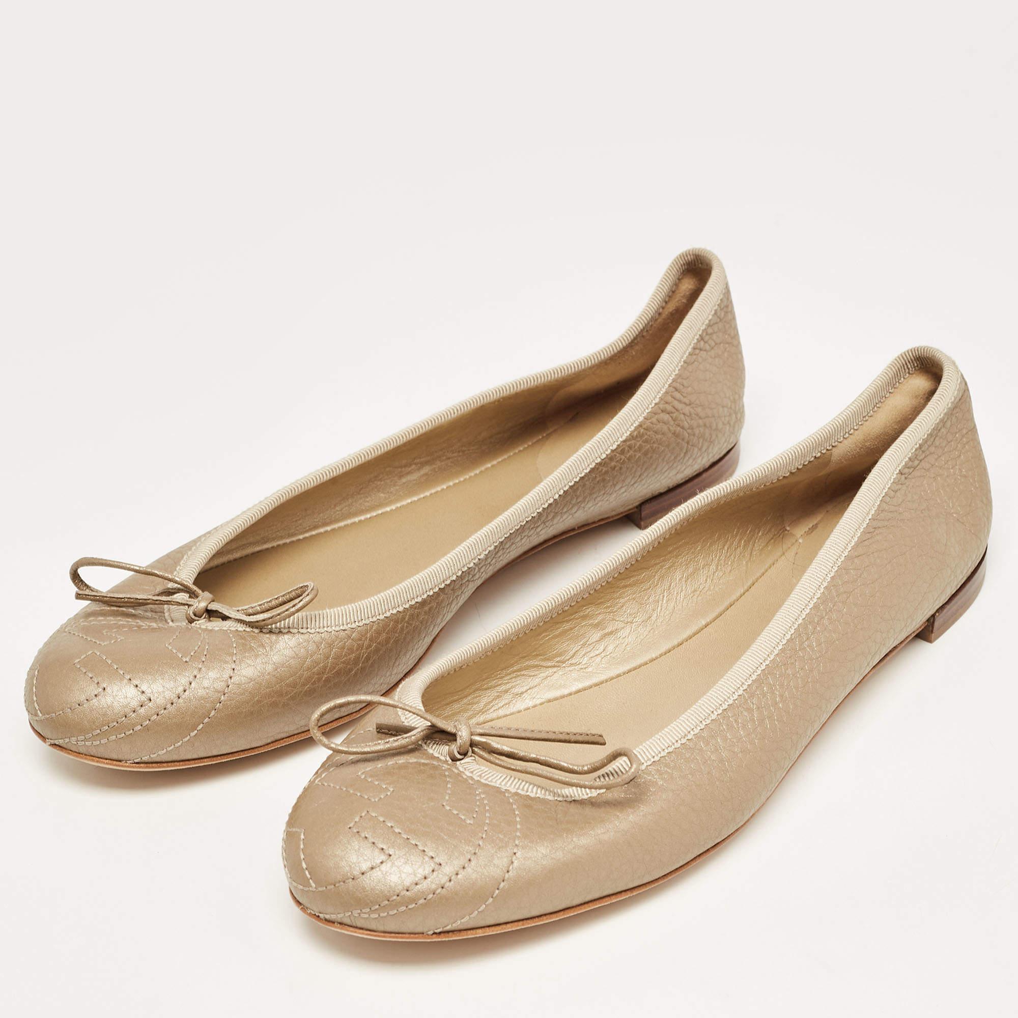 Complete your look by adding these Gucci gold ballet flats to your lovely wardrobe. They are crafted skilfully to grant the perfect fit and style.

