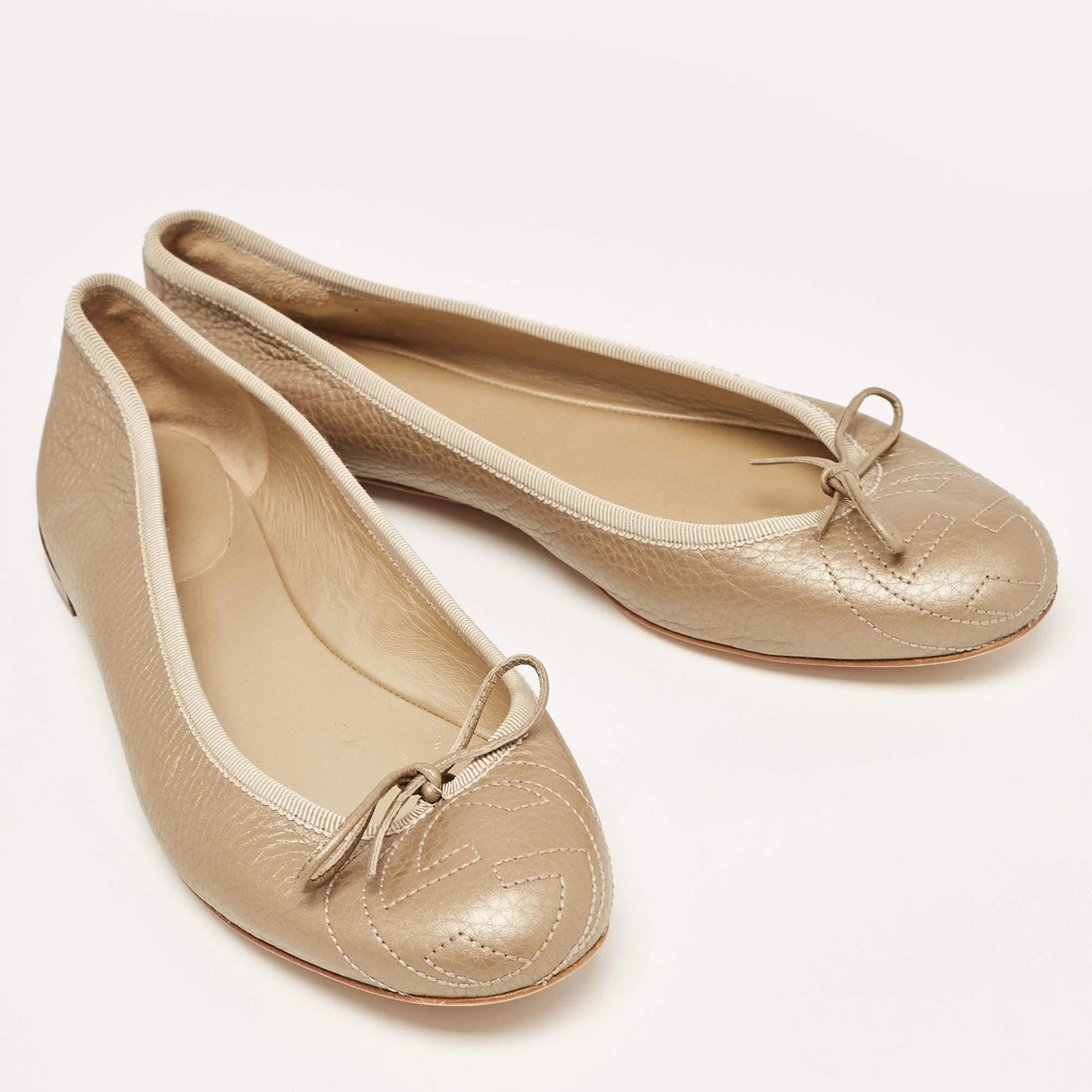 Gucci Gold Leather Interlocking G Detail Ballet Flats Size 38.5 In New Condition In Dubai, Al Qouz 2