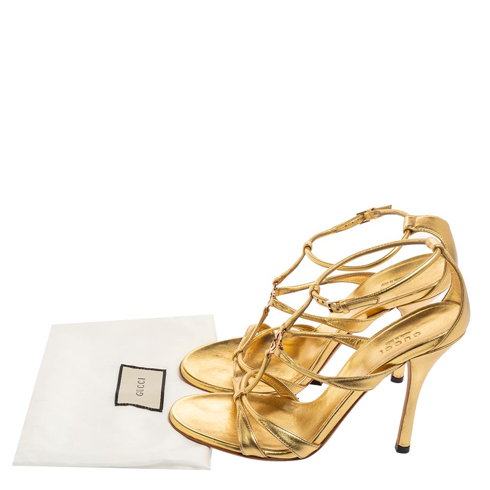 These sandals from Gucci lend a luxurious edge to your feet. These sandals feature black suede on the upper, which is beautified by strappy details and a gold-toned Interlocking G logo. Their attractive shape is what makes these sandals appear so