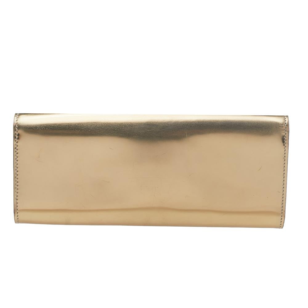 Exclusively crafted with love, this striking Gucci clutch is a masterpiece. It is made from leather and has a buckled strap on the front flap, silver-tone hardware, and a spacious interior for all your party essentials.

Includes: Original Dustbag