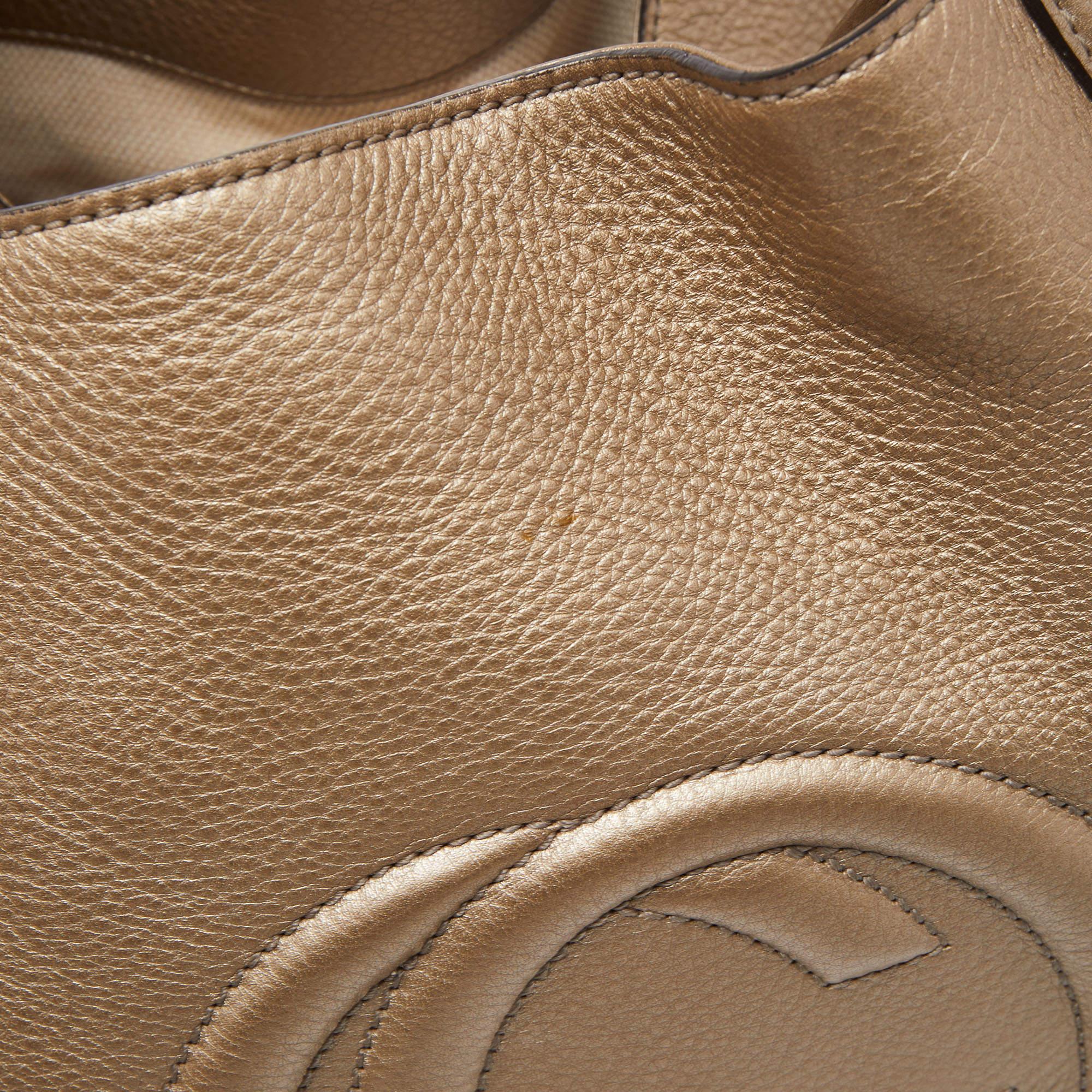 Tote Soho mediano de piel dorada de Gucci 8