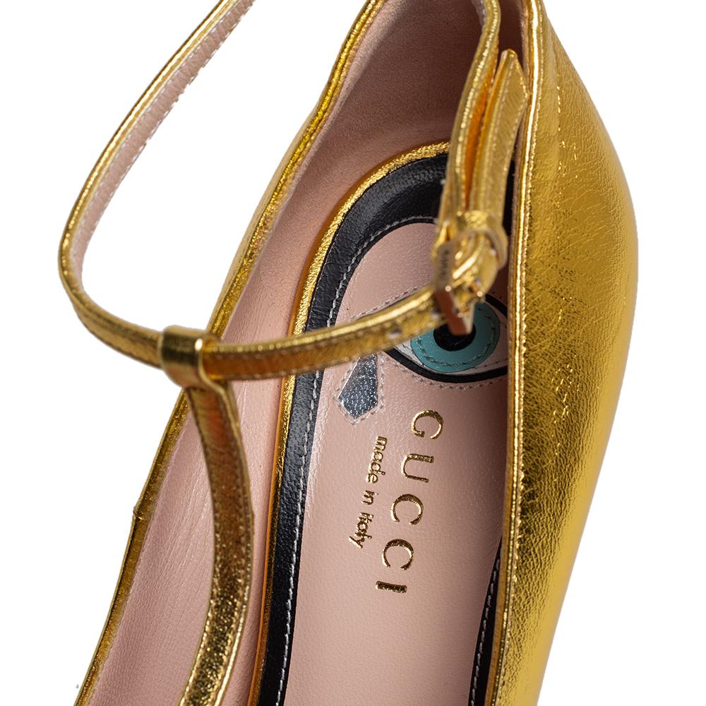 Gucci Gold Leather Molina Lips Embroidered T Strap Pumps Size 35.5 In Good Condition In Dubai, Al Qouz 2
