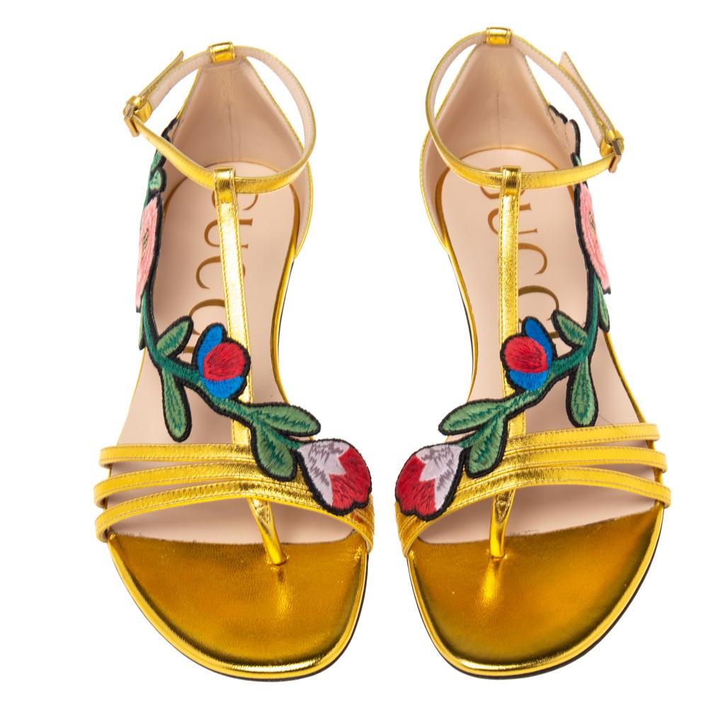 Gucci Gold Leather Ophelie Floral-Embroidered Flat Sandals Size 39.5 In Good Condition In Dubai, Al Qouz 2