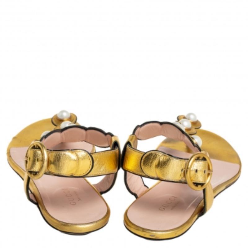 Gucci Gold Leather  Pearl T-Strap Sandals Size 36.5 In Good Condition For Sale In Dubai, Al Qouz 2