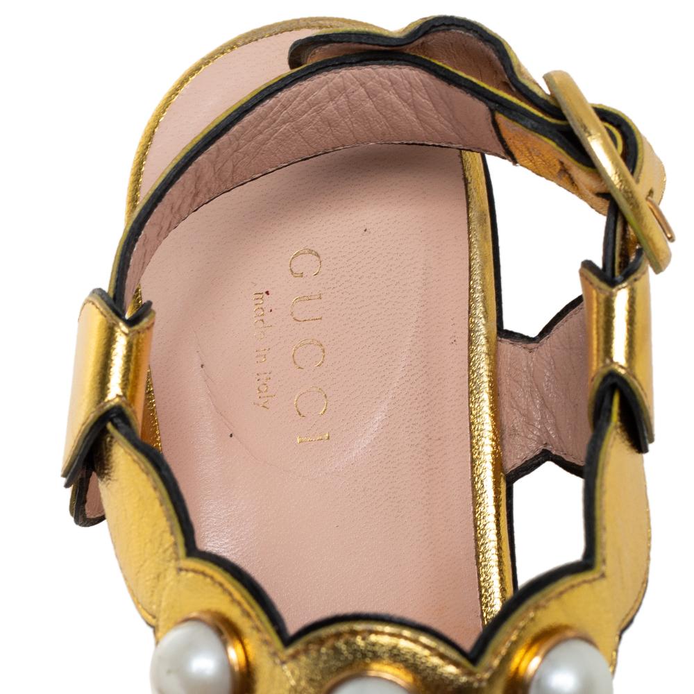 Gucci Gold Leather Pearl T-Strap Sandals Size 36.5 In Good Condition For Sale In Dubai, Al Qouz 2